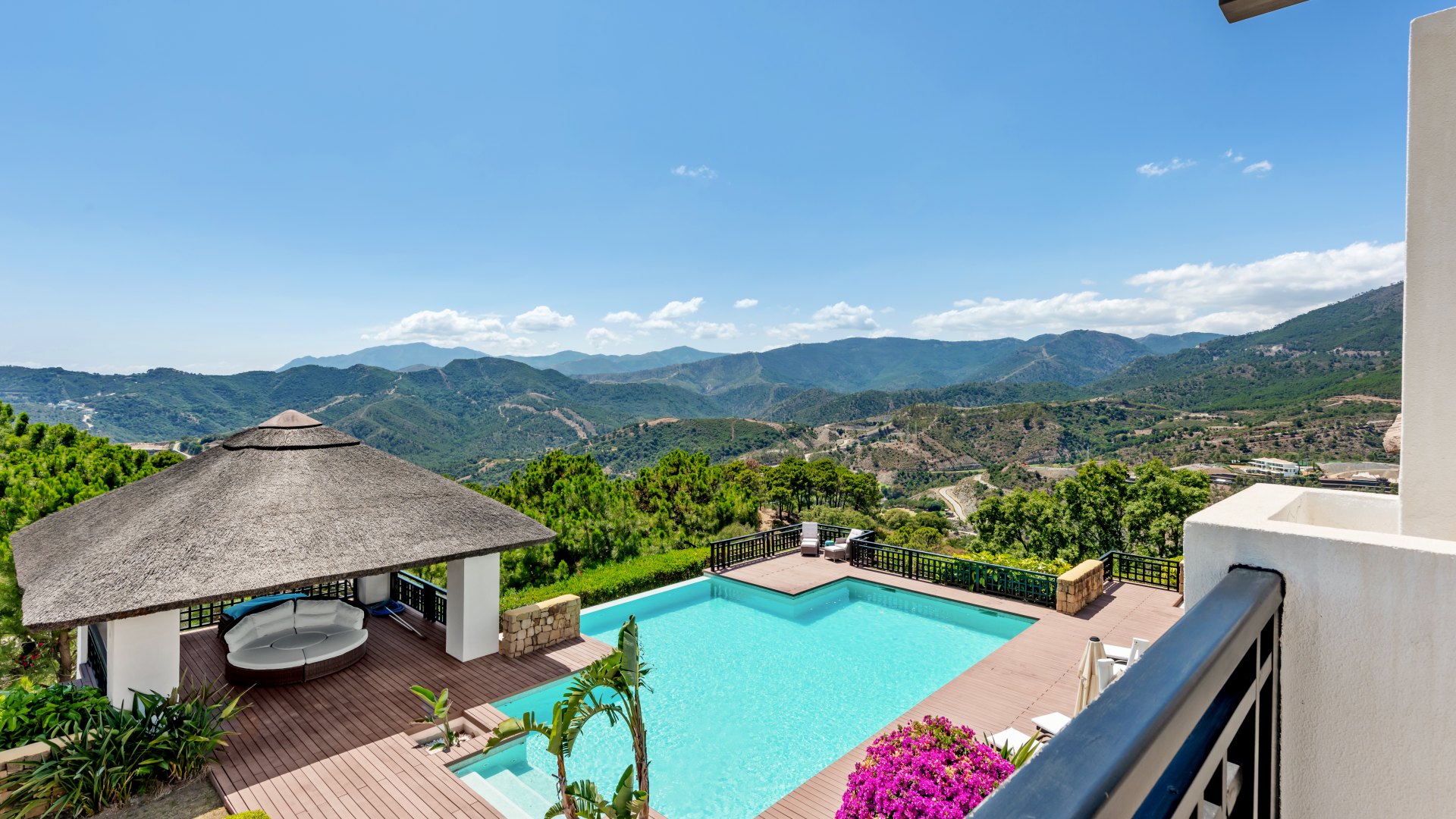 Villa with breathtaking sea and mountain views, on the front line of golf, La Zagaleta