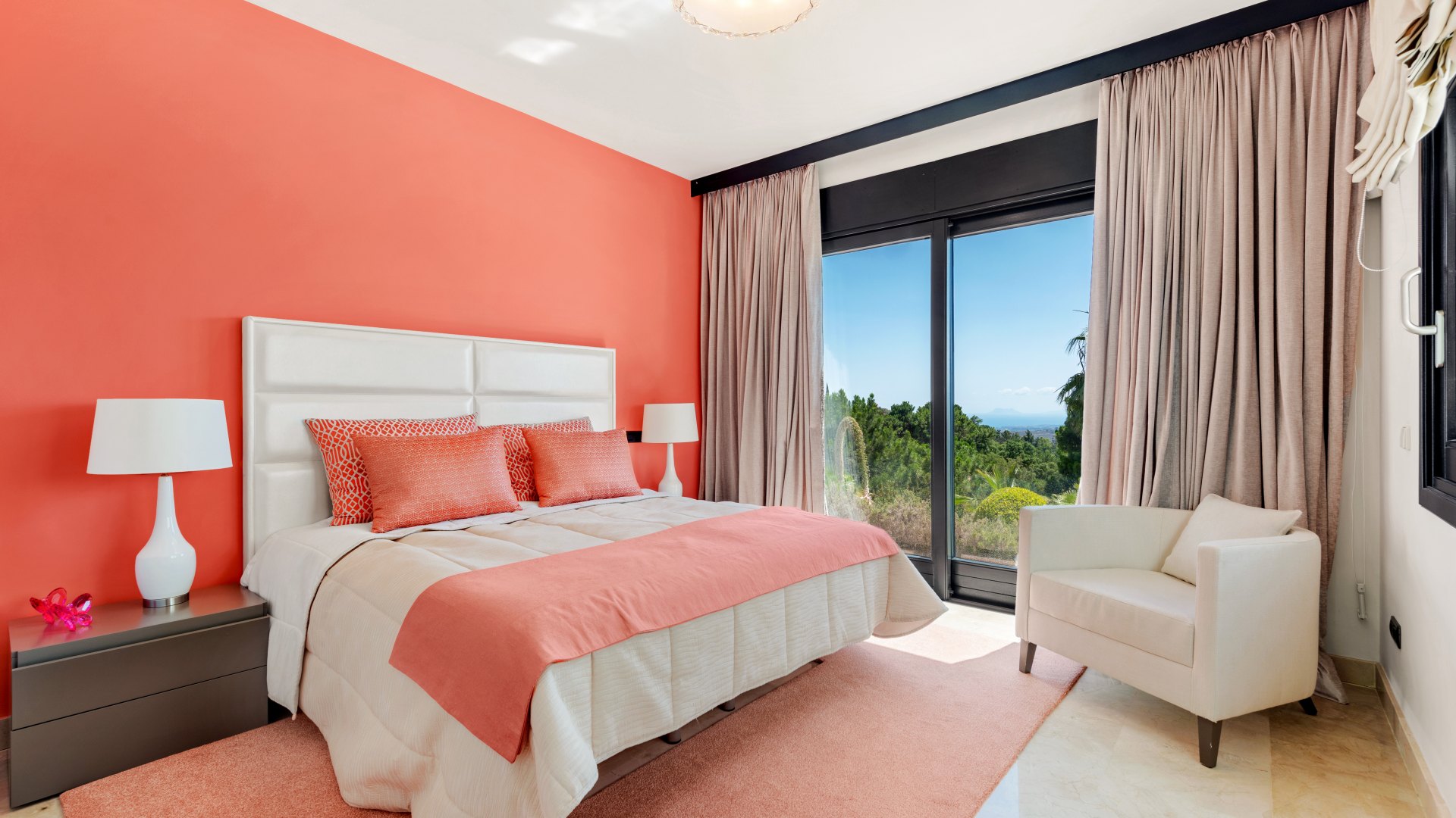 Villa with breathtaking sea and mountain views, on the front line of golf, La Zagaleta