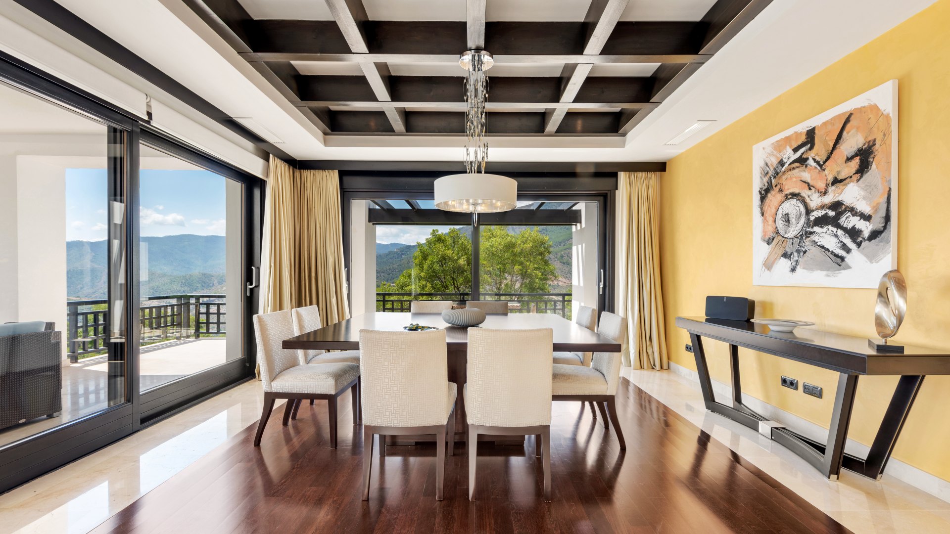 Villa with breathtaking sea and mountain views, on the front line of golf, La Zagaleta