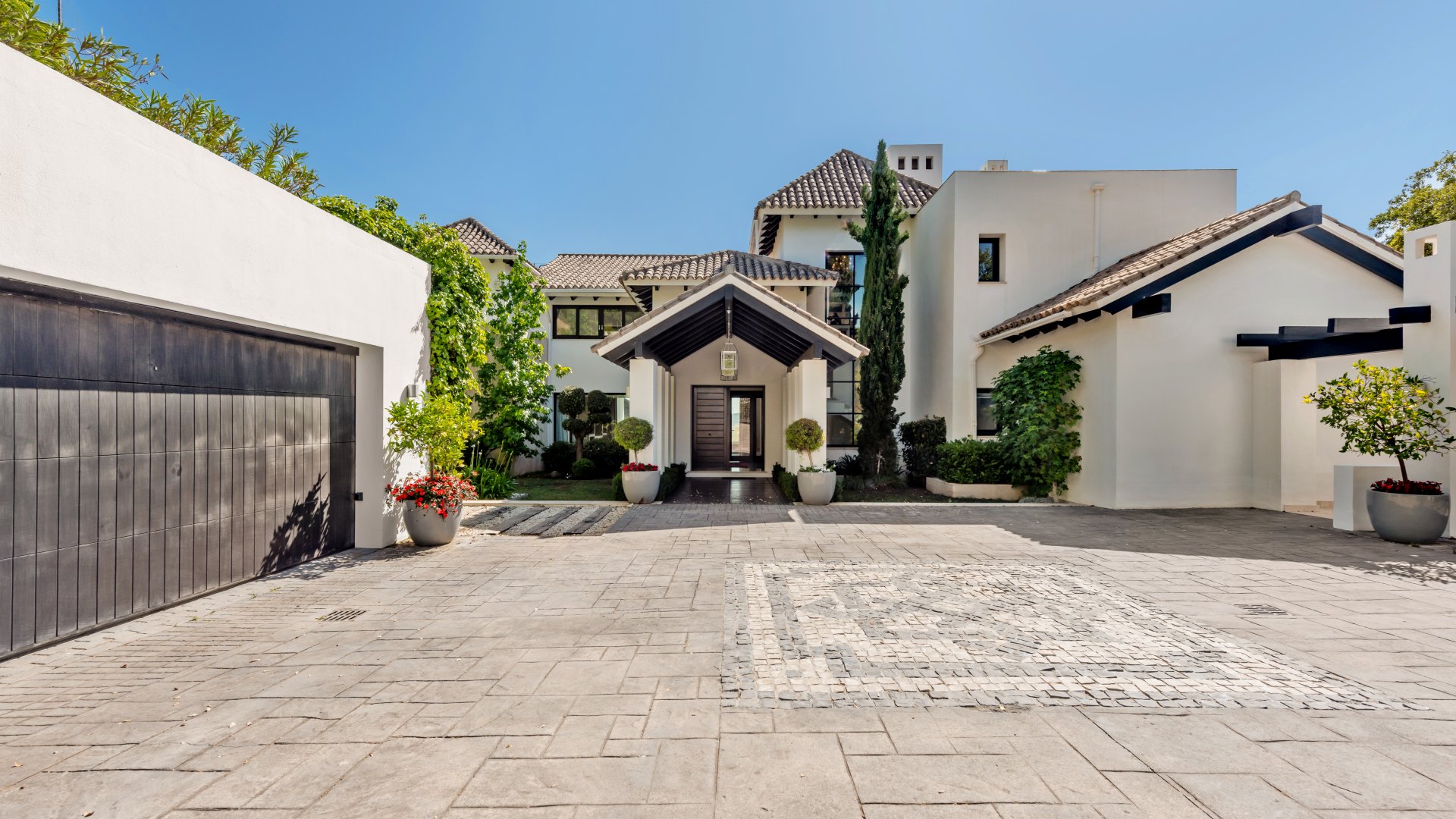 Villa with breathtaking sea and mountain views, on the front line of golf, La Zagaleta