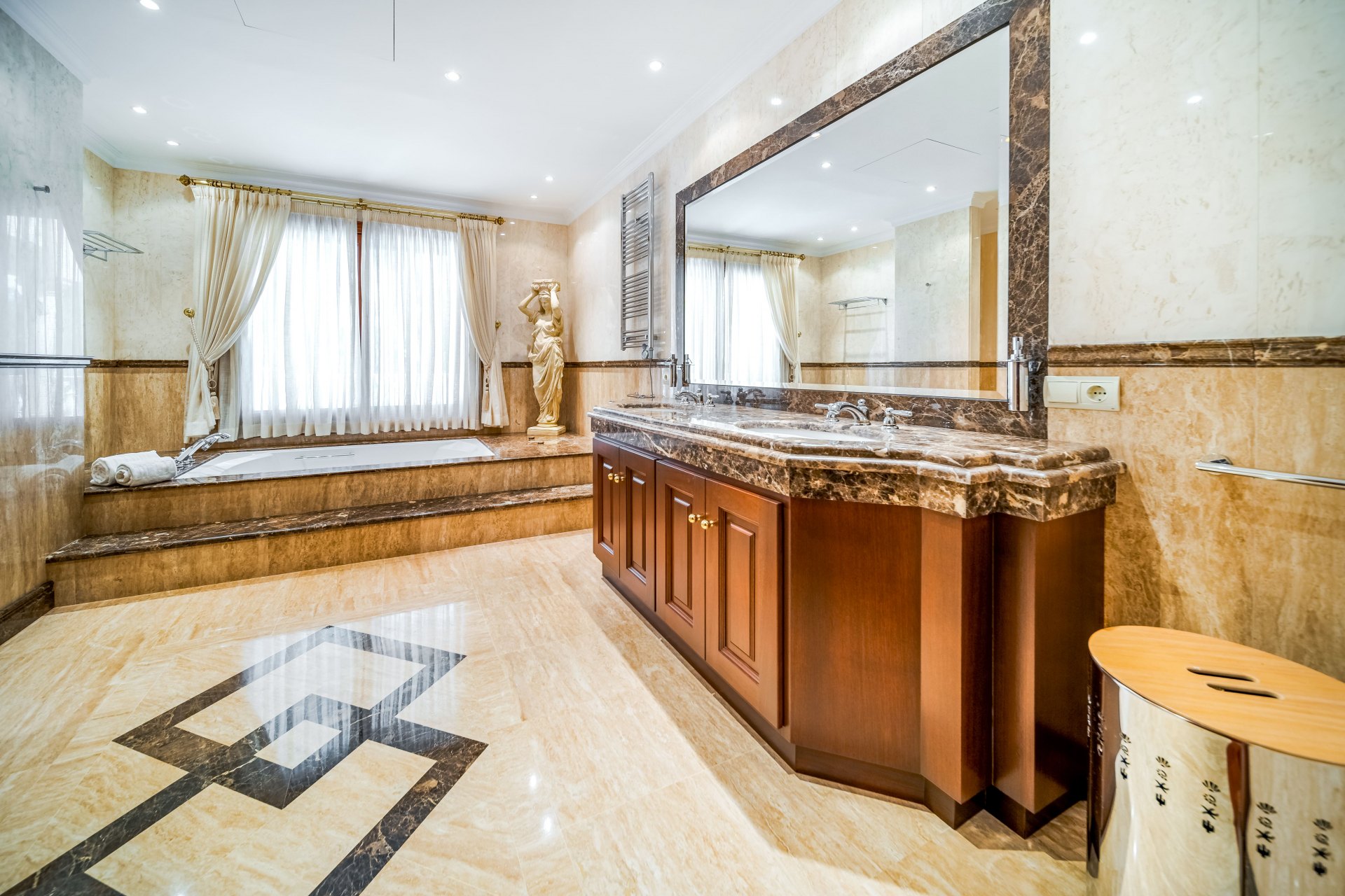 Exceptional large villa beachside, a unique opportunity in Guadalmina Baja