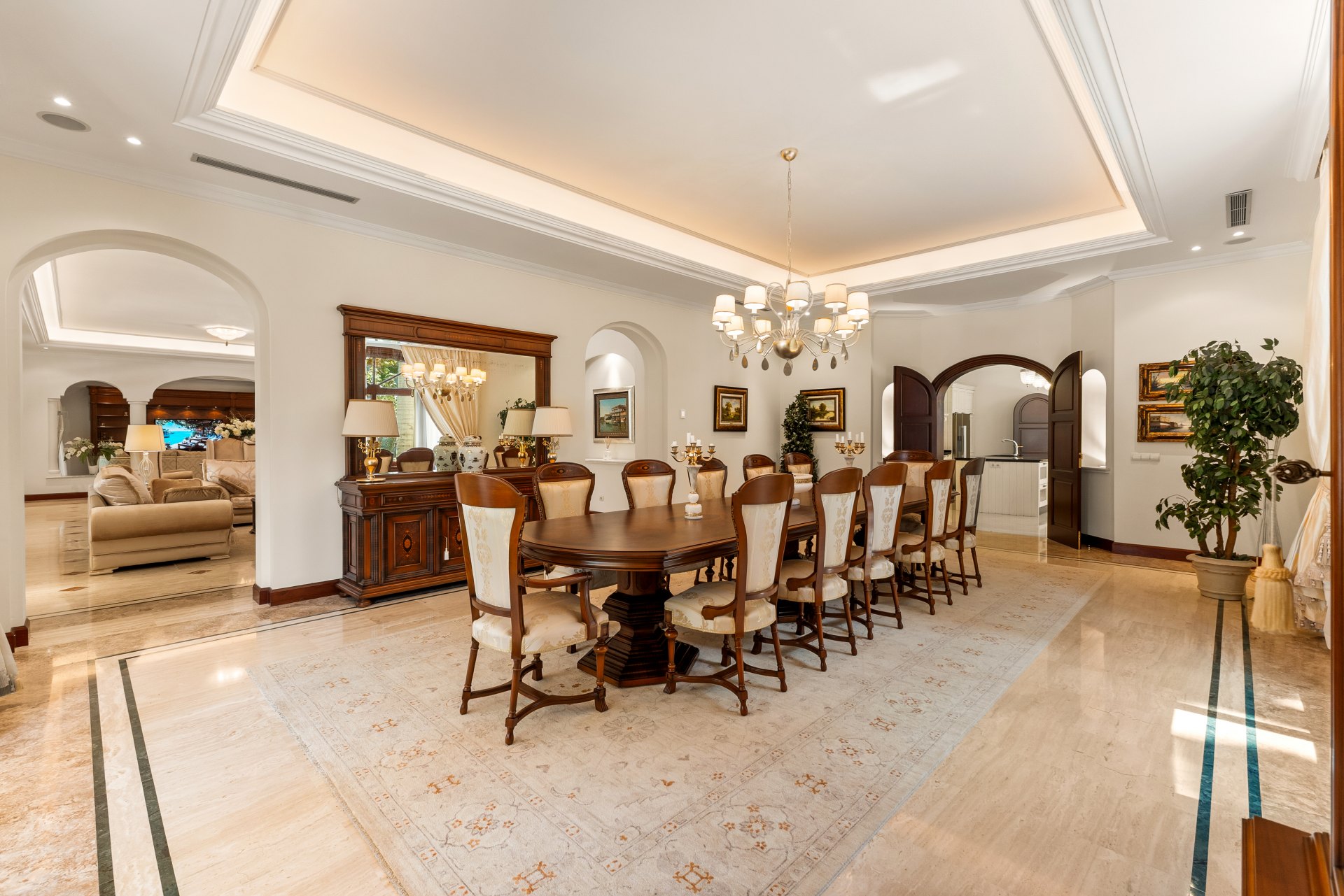 Exceptional large villa beachside, a unique opportunity in Guadalmina Baja