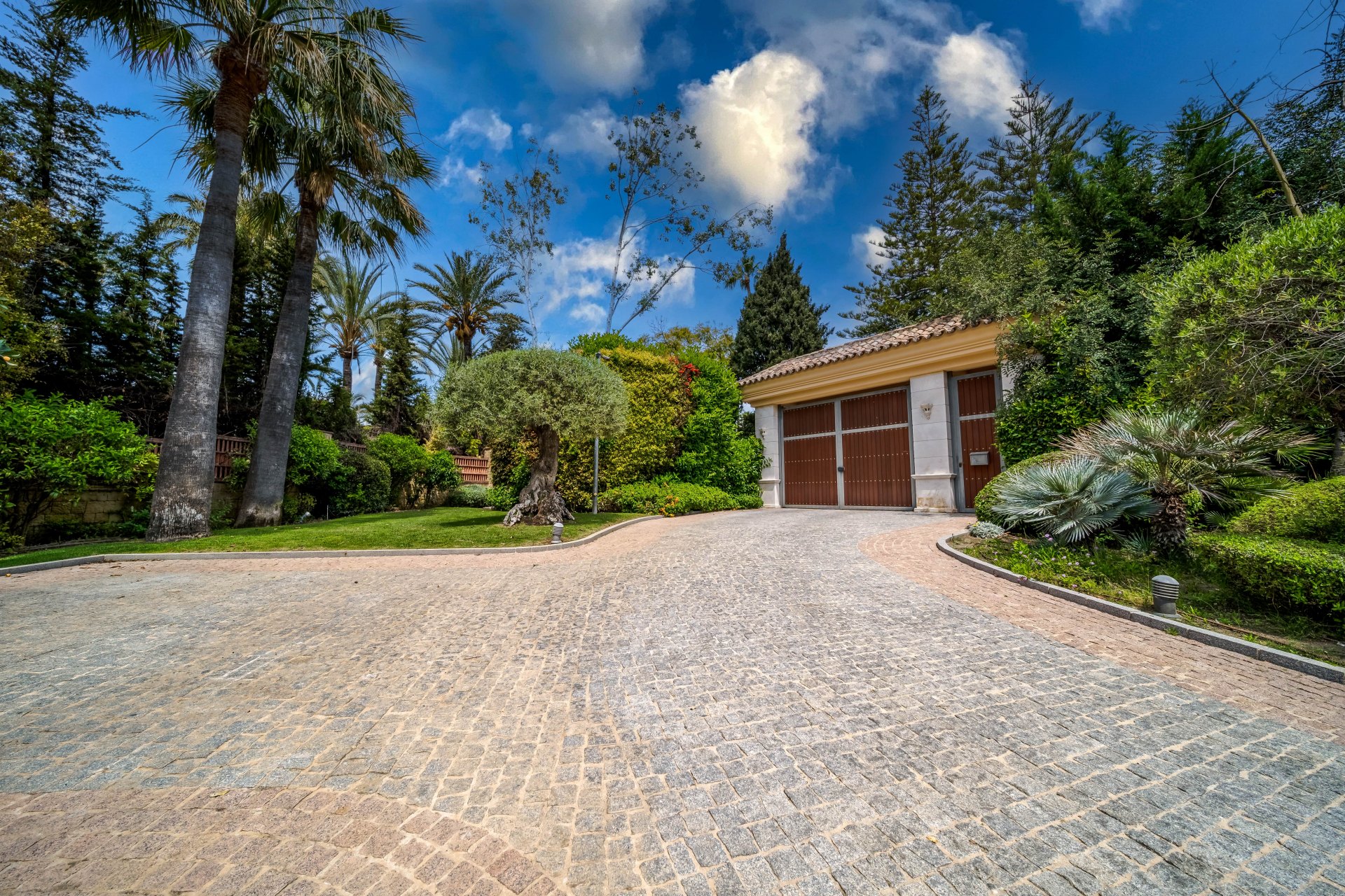 Exceptional large villa beachside, a unique opportunity in Guadalmina Baja