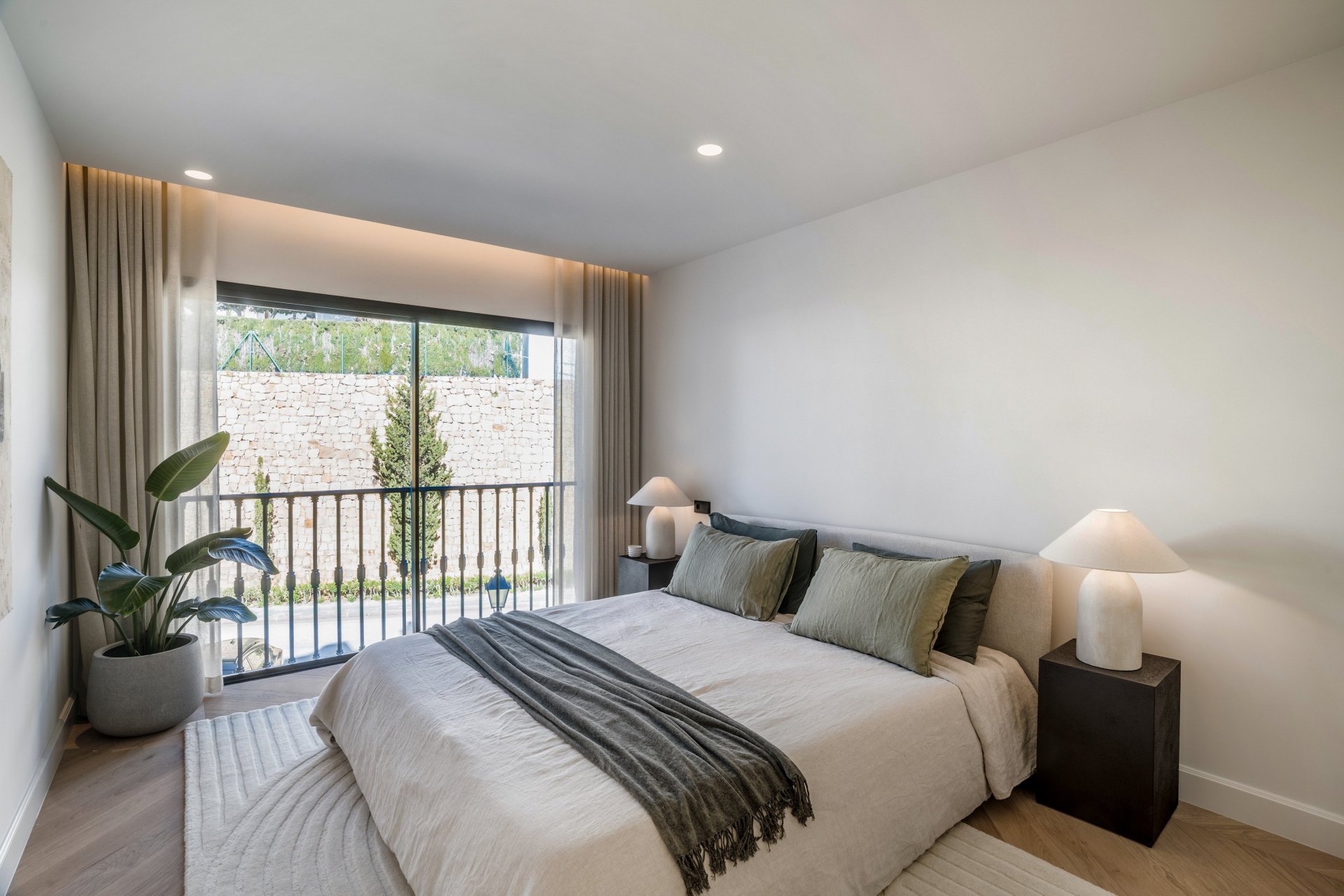 Exceptional duplex penthouse with sea and golf course views, in a secure community in La Quinta