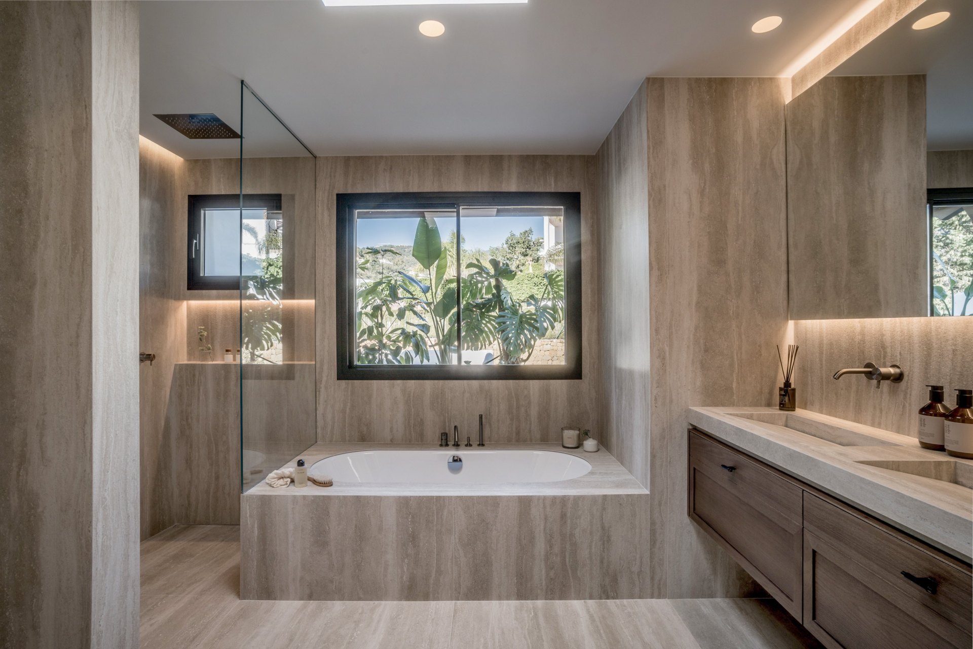 Exceptional duplex penthouse with sea and golf course views, in a secure community in La Quinta