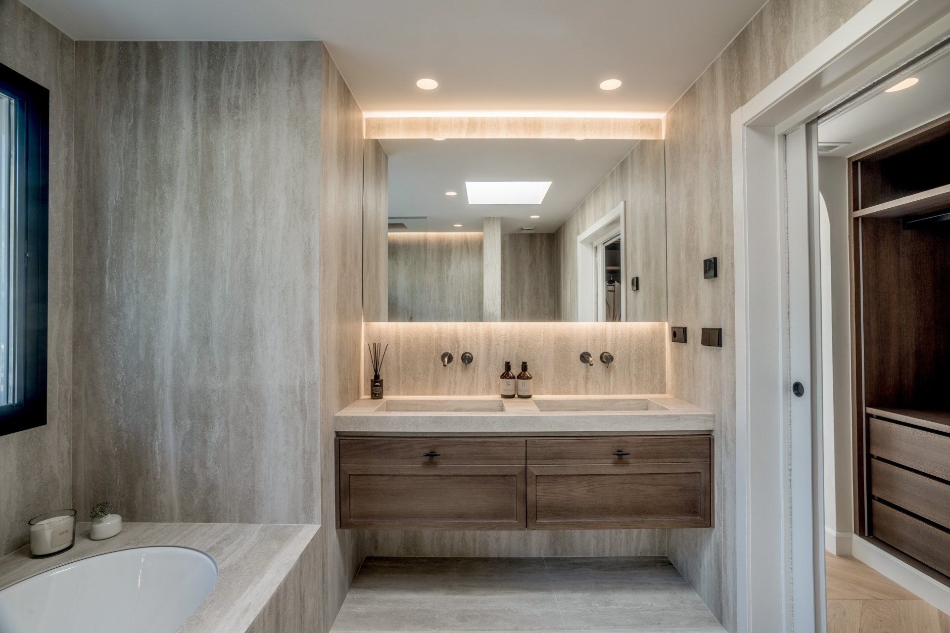 Exceptional duplex penthouse with sea and golf course views, in a secure community in La Quinta