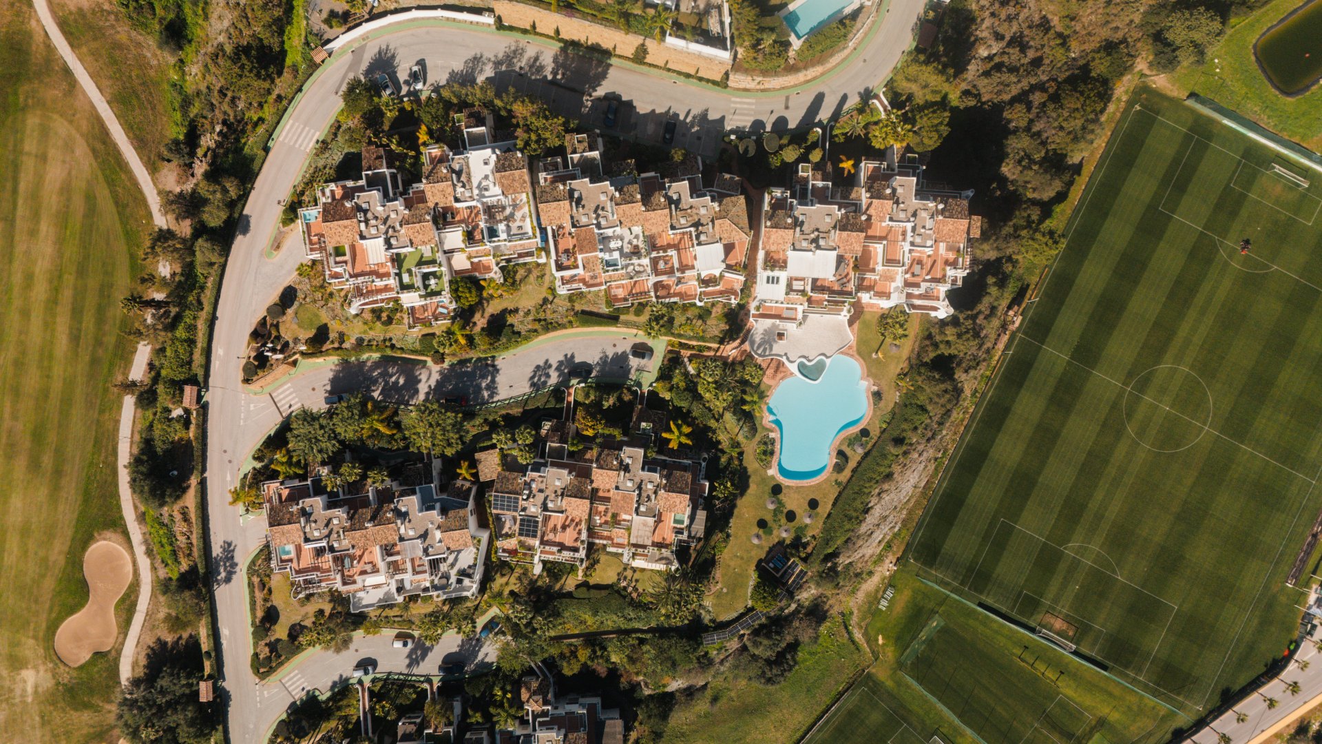 Exceptional duplex penthouse with sea and golf course views, in a secure community in La Quinta