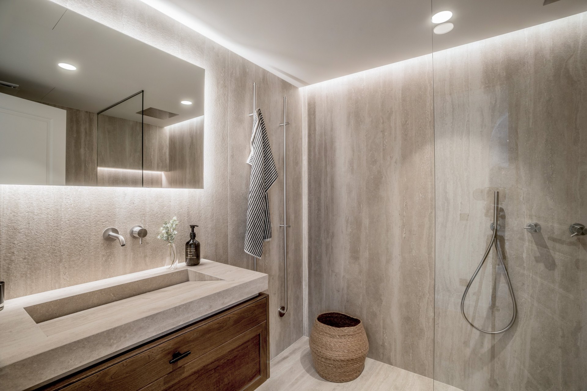 Exceptional duplex penthouse with sea and golf course views, in a secure community in La Quinta