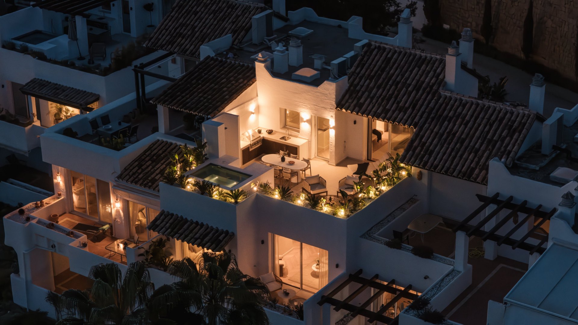 Exceptional duplex penthouse with sea and golf course views, in a secure community in La Quinta