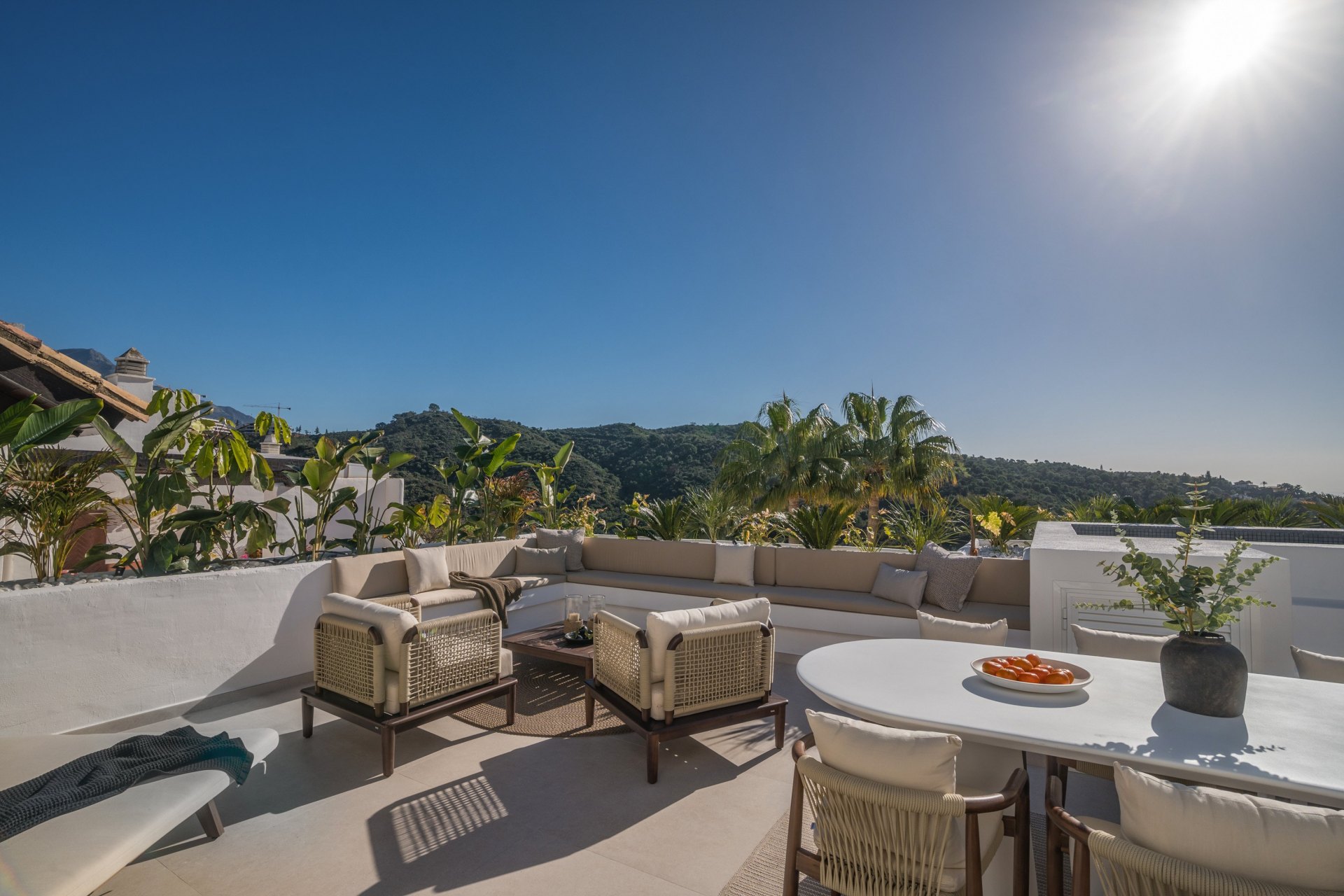 Exceptional duplex penthouse with sea and golf course views, in a secure community in La Quinta