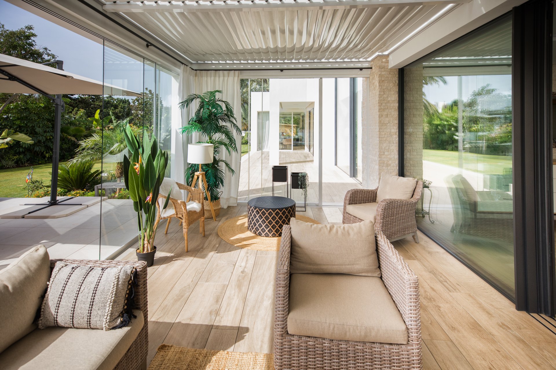 A paradisiacal villa, with all luxury details, on the Mediterranean coast of Estepona