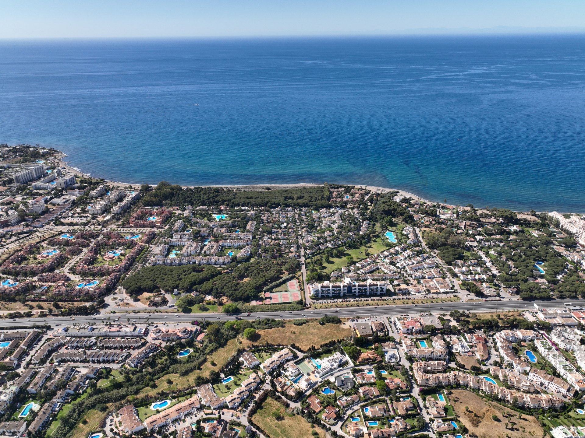 A paradisiacal villa, with all luxury details, on the Mediterranean coast of Estepona