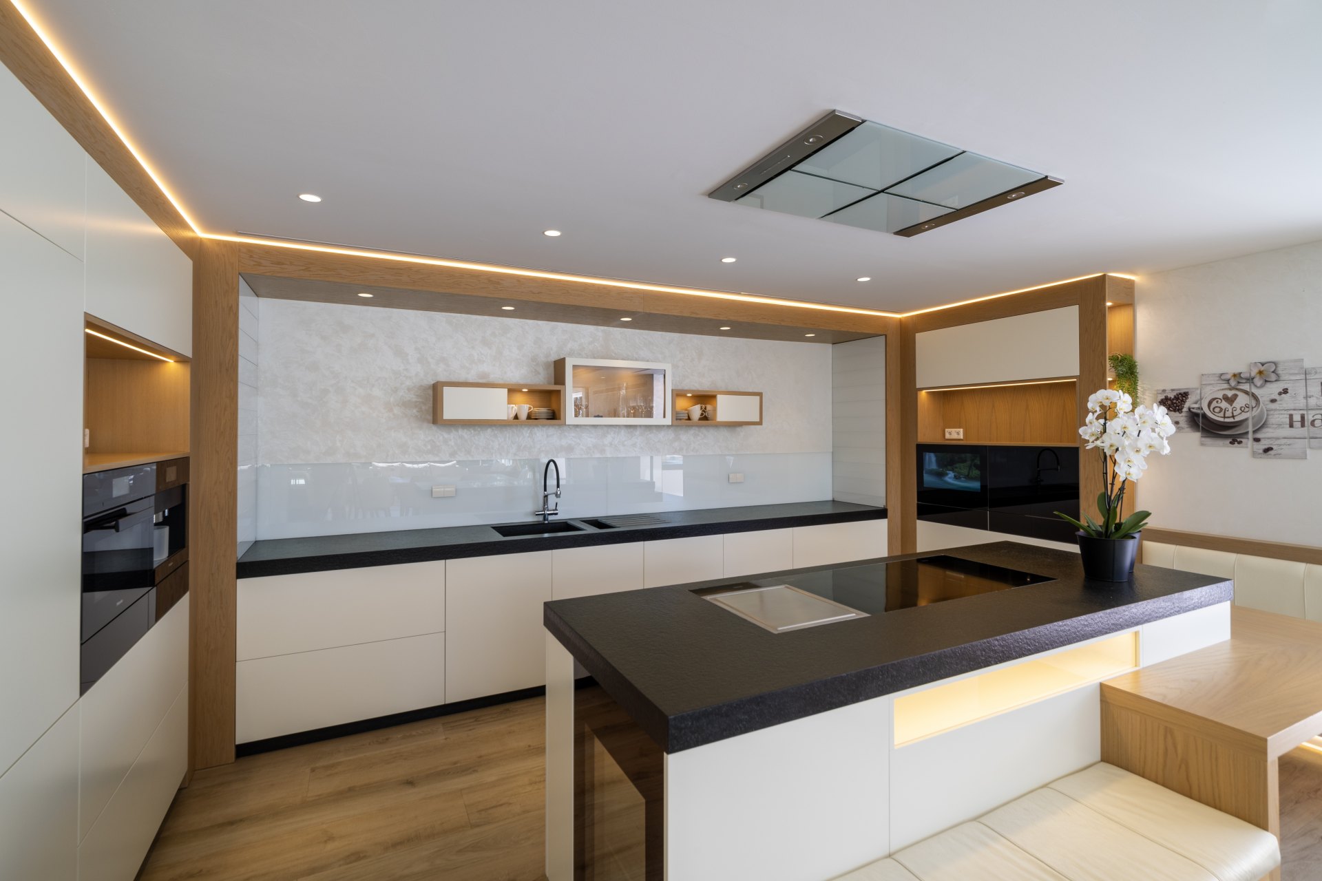 A paradisiacal villa, with all luxury details, on the Mediterranean coast of Estepona