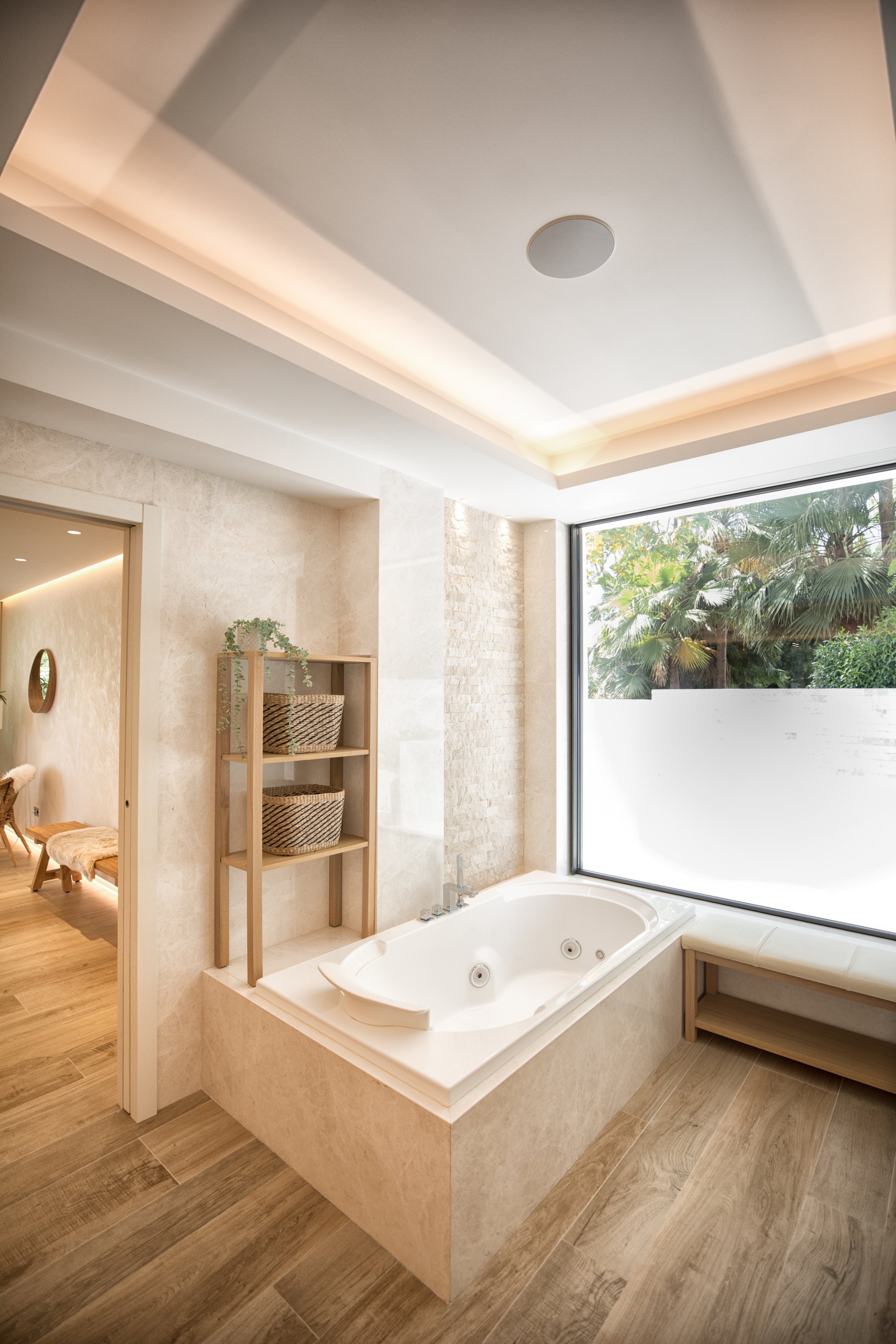 A paradisiacal villa, with all luxury details, on the Mediterranean coast of Estepona