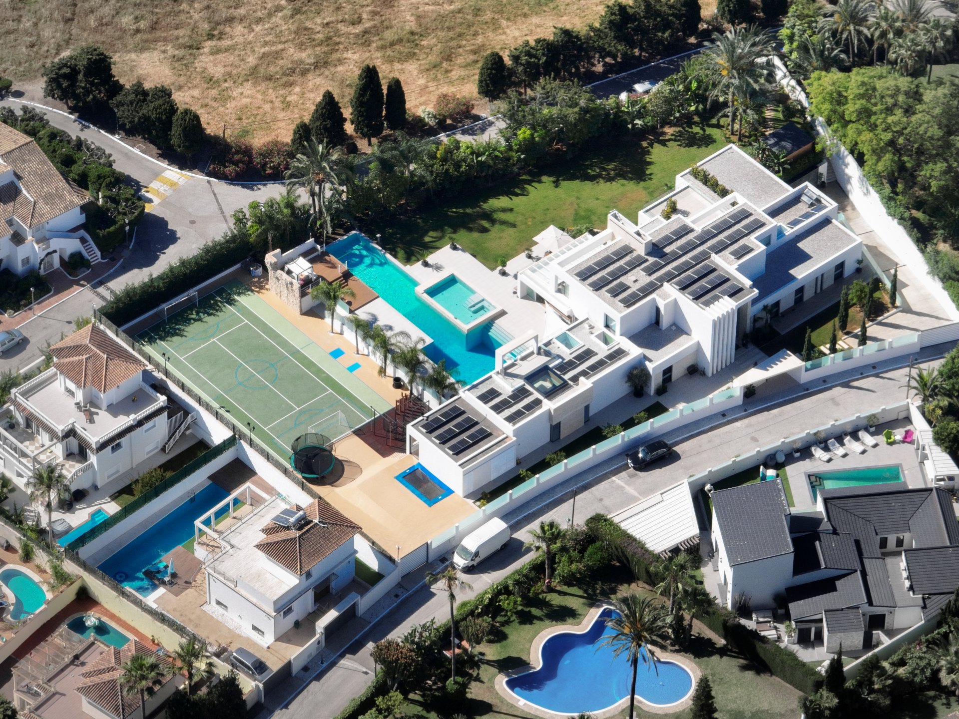 A paradisiacal villa, with all luxury details, on the Mediterranean coast of Estepona