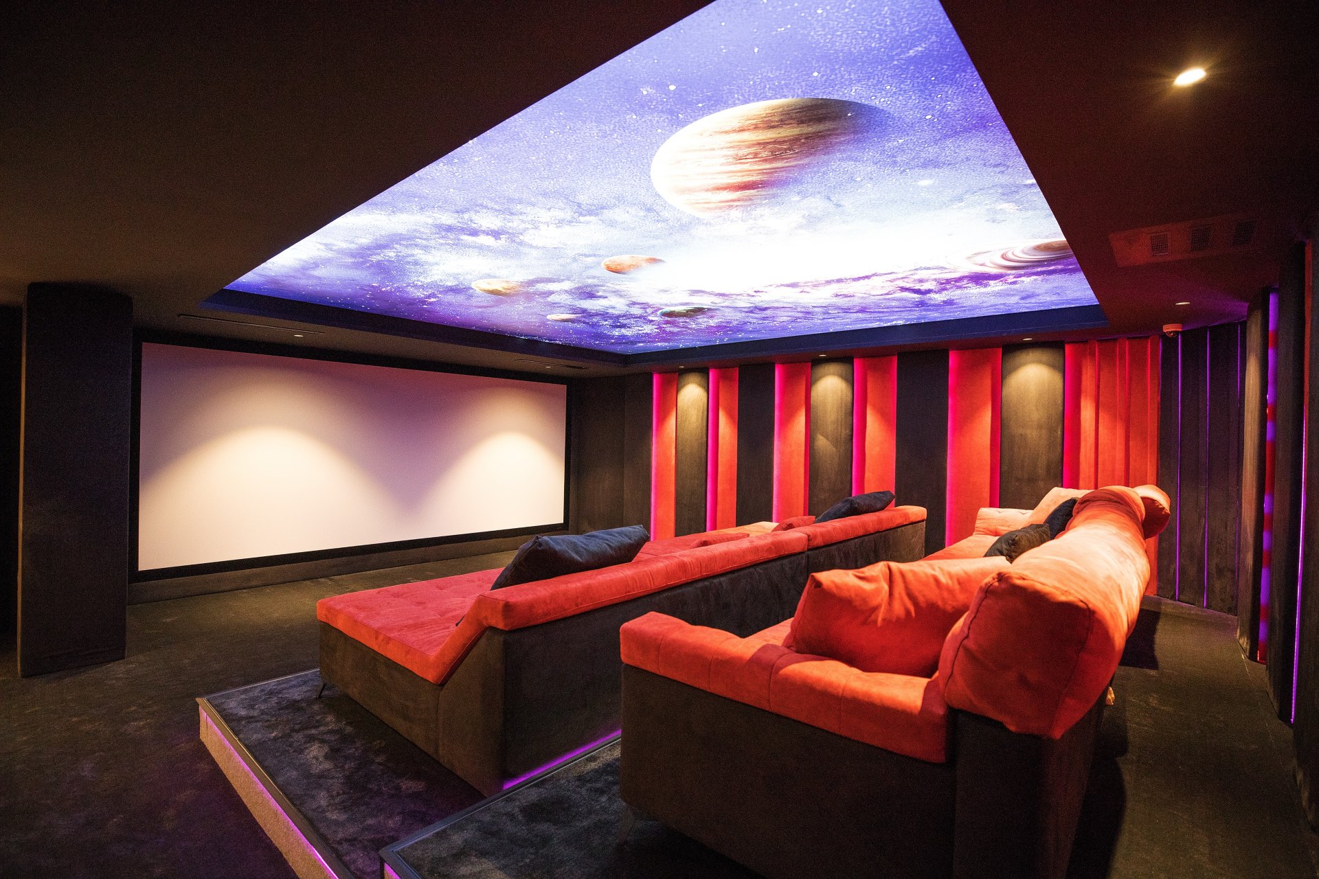 A paradisiacal villa, with all luxury details, on the Mediterranean coast of Estepona