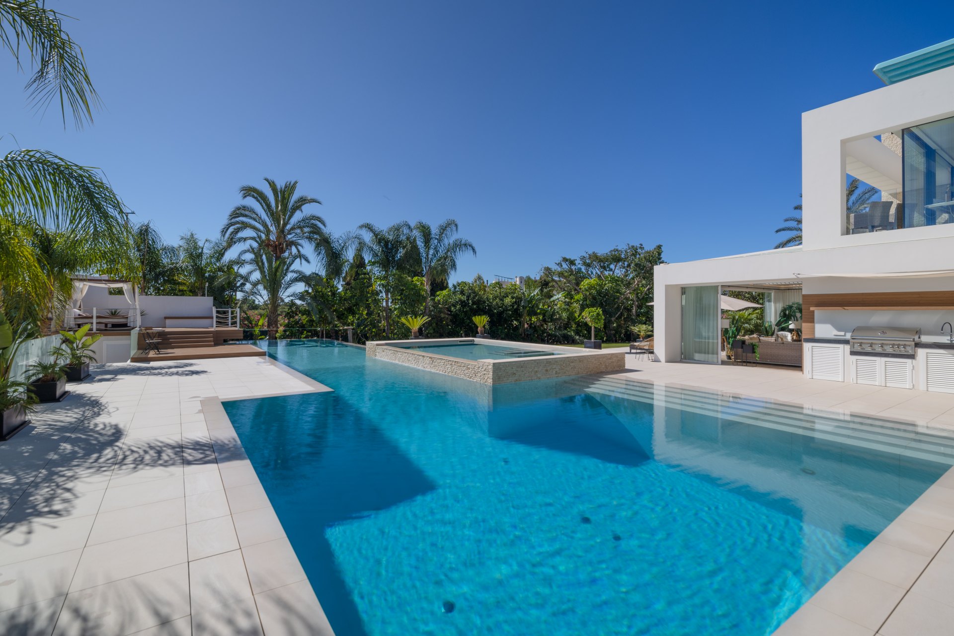 A paradisiacal villa, with all luxury details, on the Mediterranean coast of Estepona