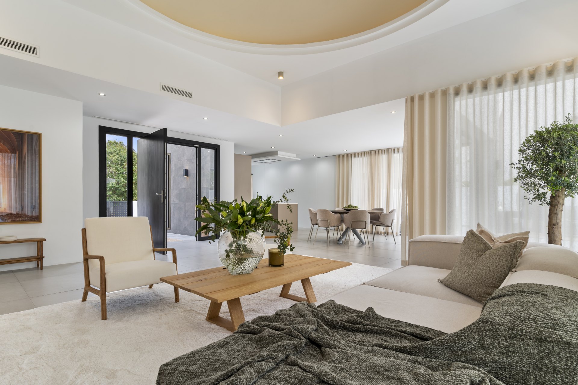 Villa with original design, close to the beach and in a very quiet residential area