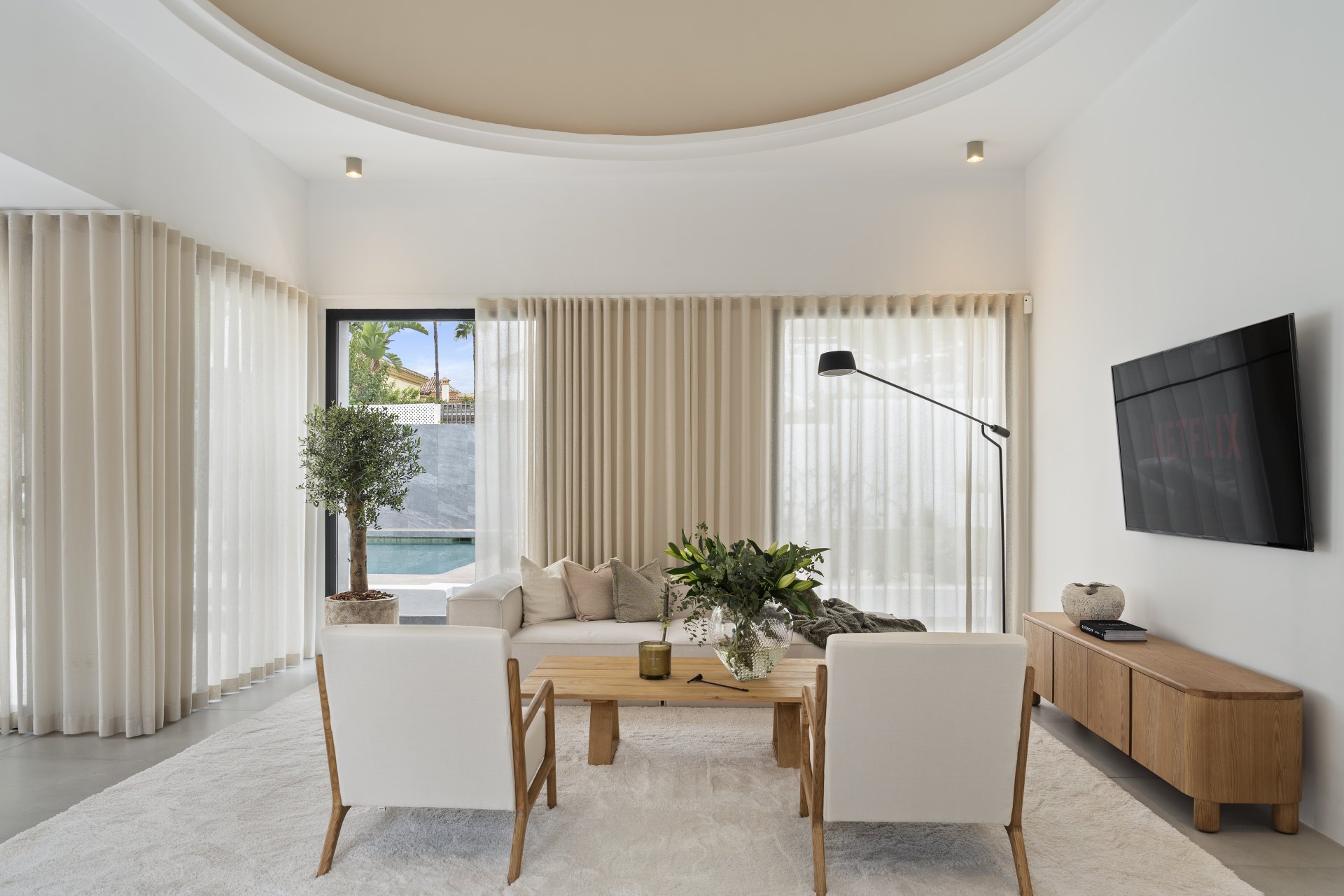 Villa with original design, close to the beach and in a very quiet residential area