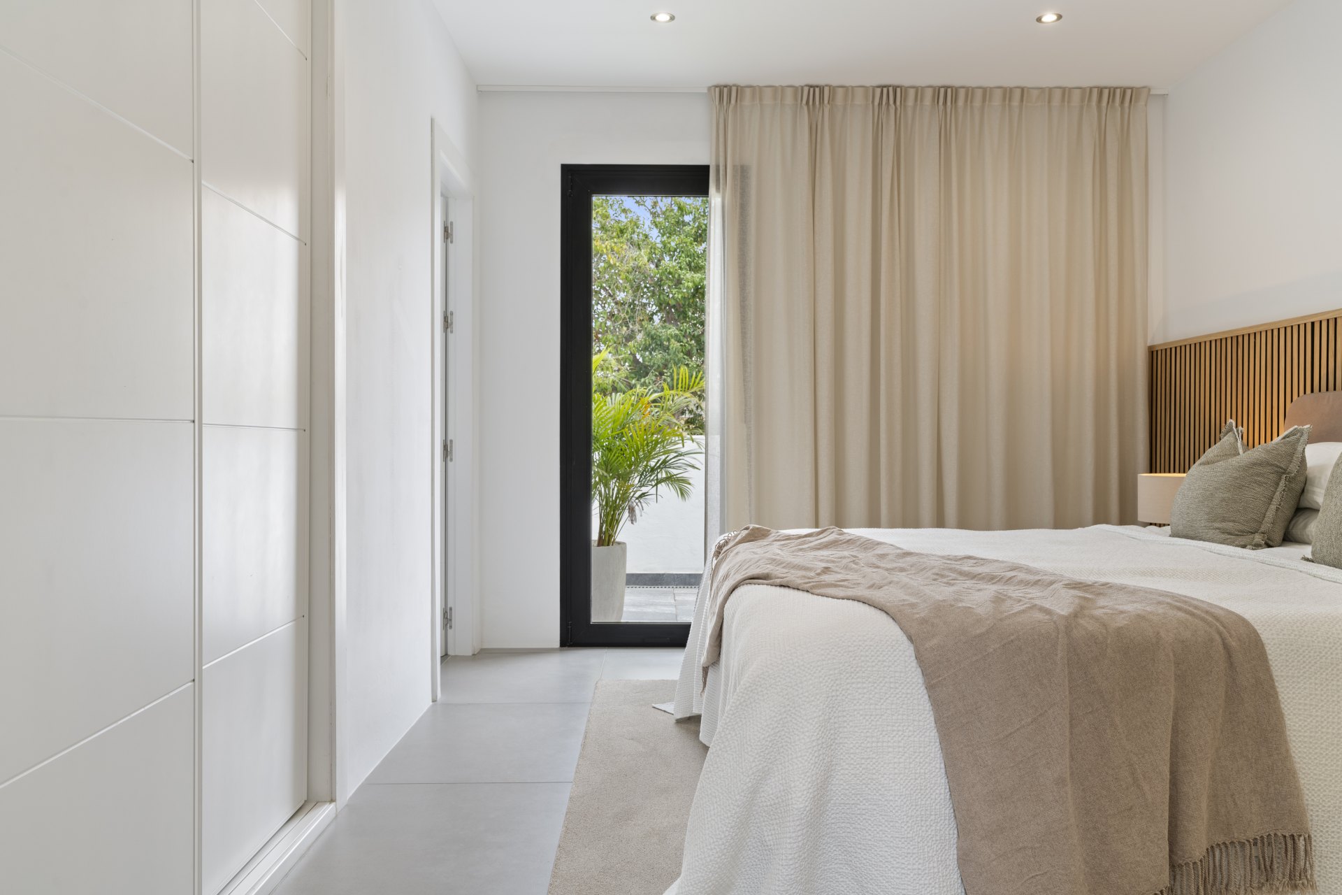 Villa with original design, close to the beach and in a very quiet residential area