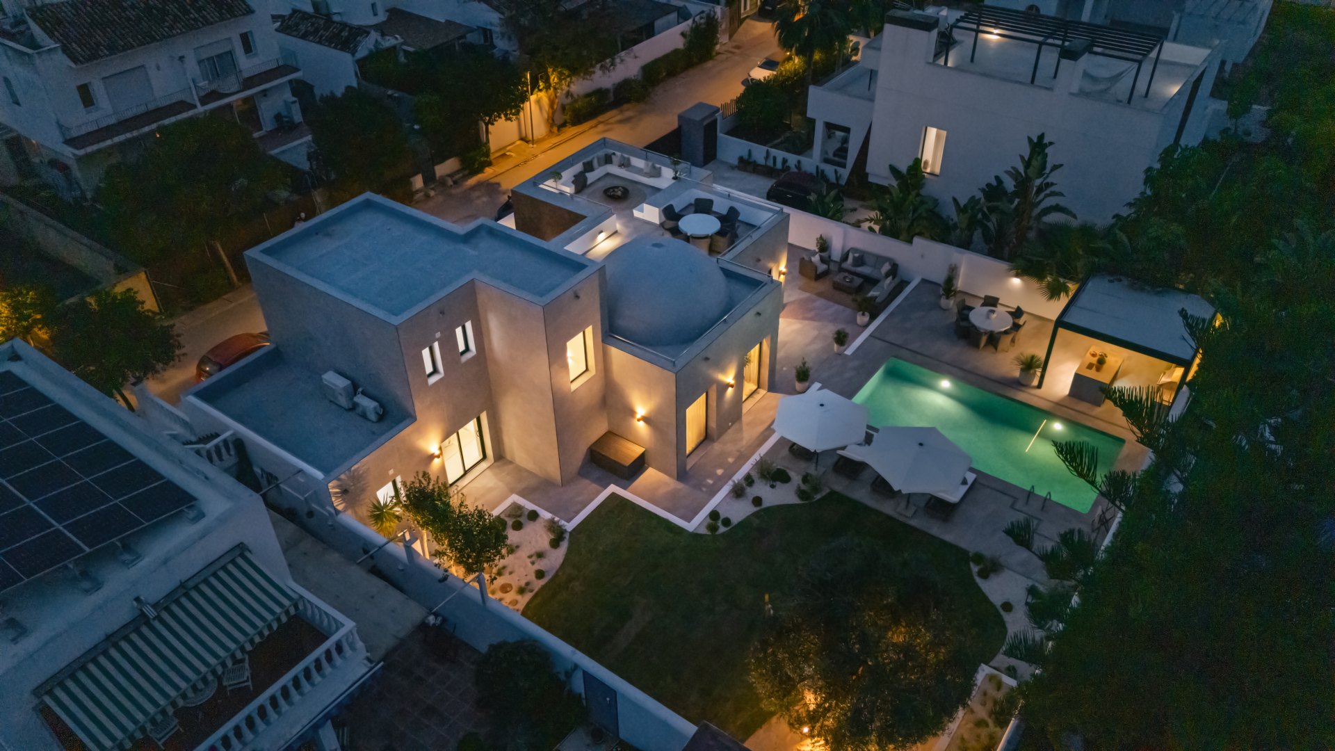 Villa with original design, close to the beach and in a very quiet residential area