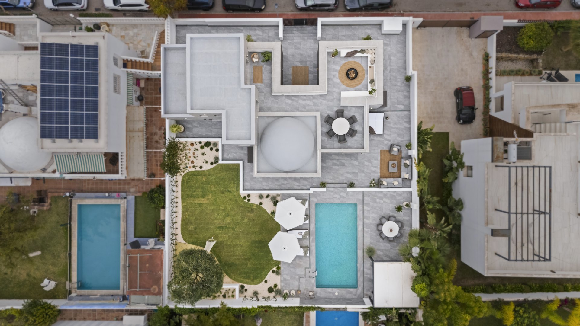 Villa with original design, close to the beach and in a very quiet residential area