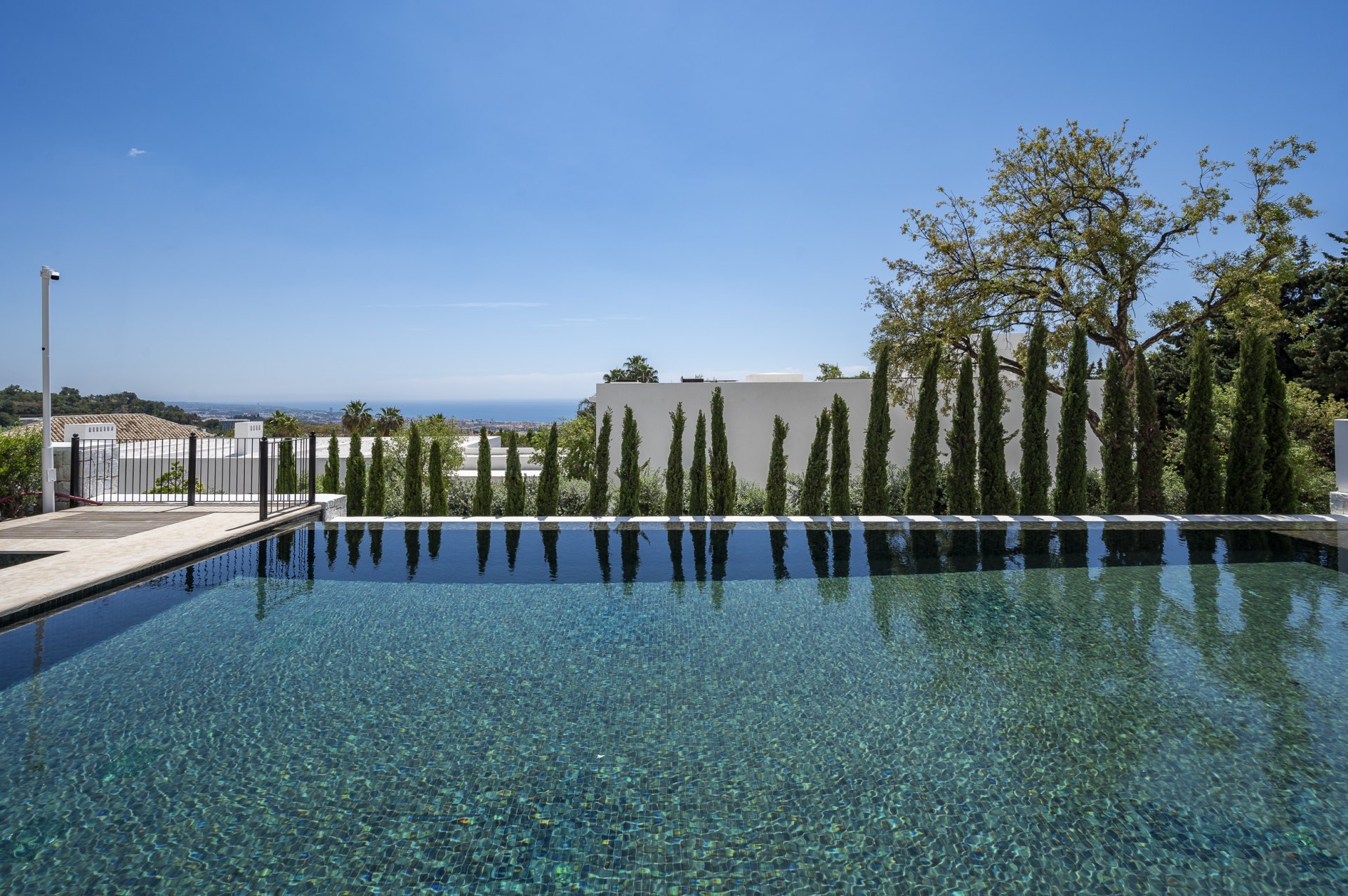 Exceptional luxury villa, with top security and beautiful views, in Cascada de Camojan