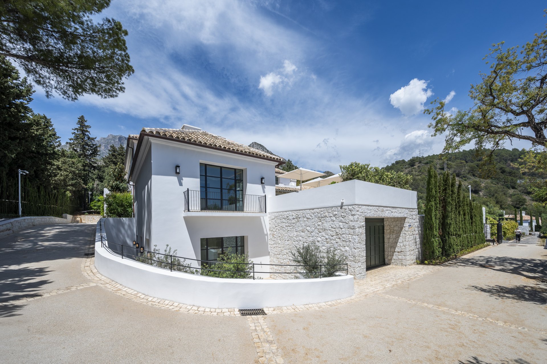 Exceptional luxury villa, with top security and beautiful views, in Cascada de Camojan