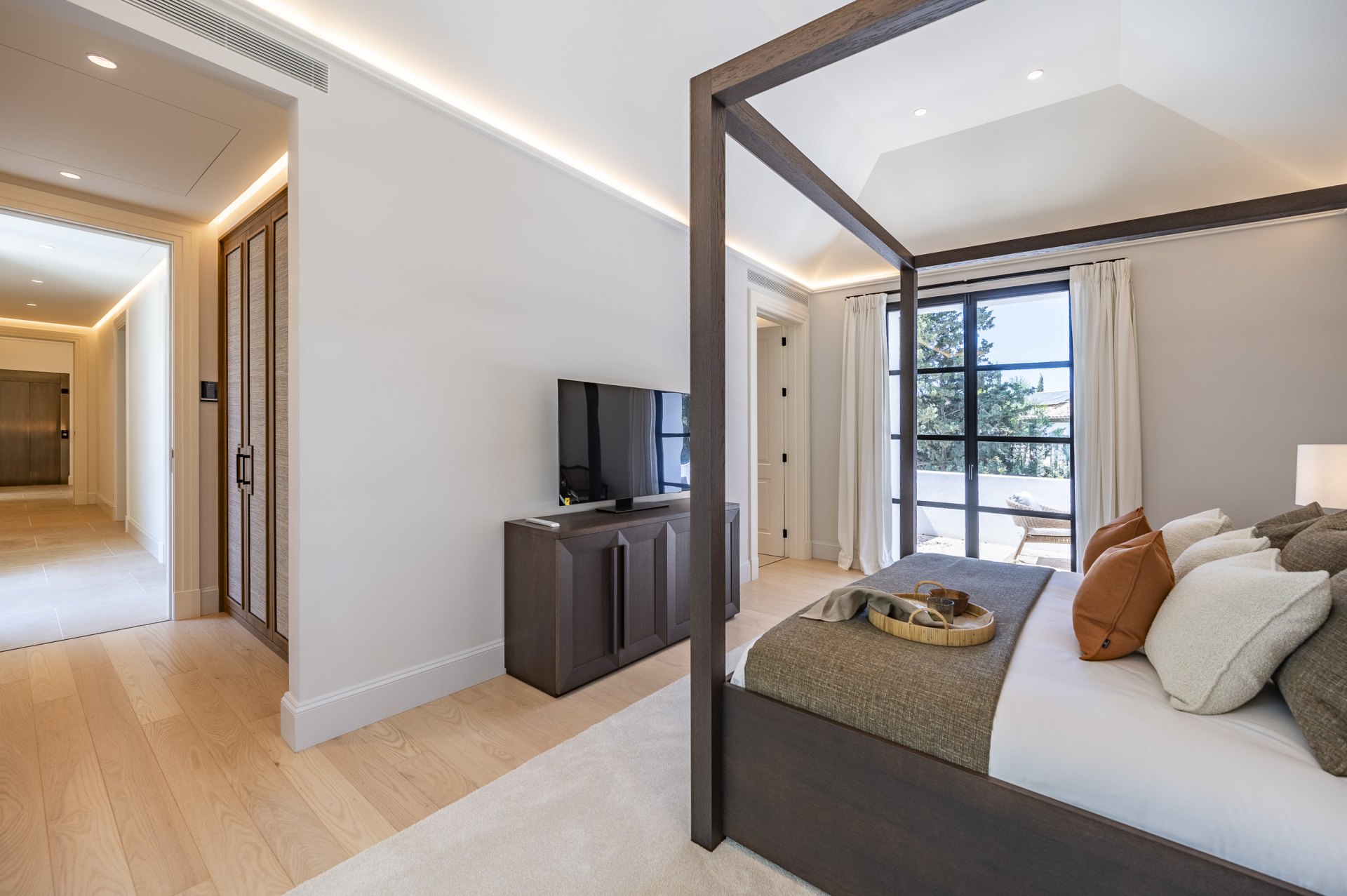 Exceptional luxury villa, with top security and beautiful views, in Cascada de Camojan