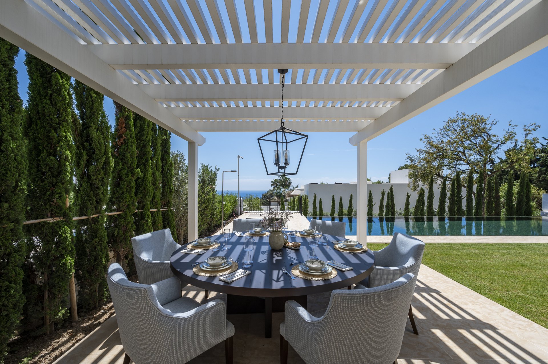 Exceptional luxury villa, with top security and beautiful views, in Cascada de Camojan