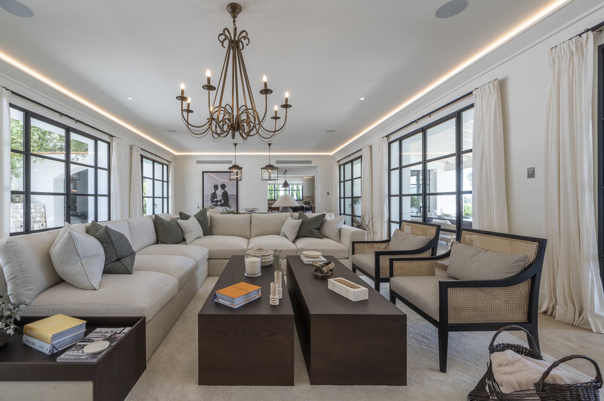 Exceptional luxury villa, with top security and beautiful views, in Cascada de Camojan