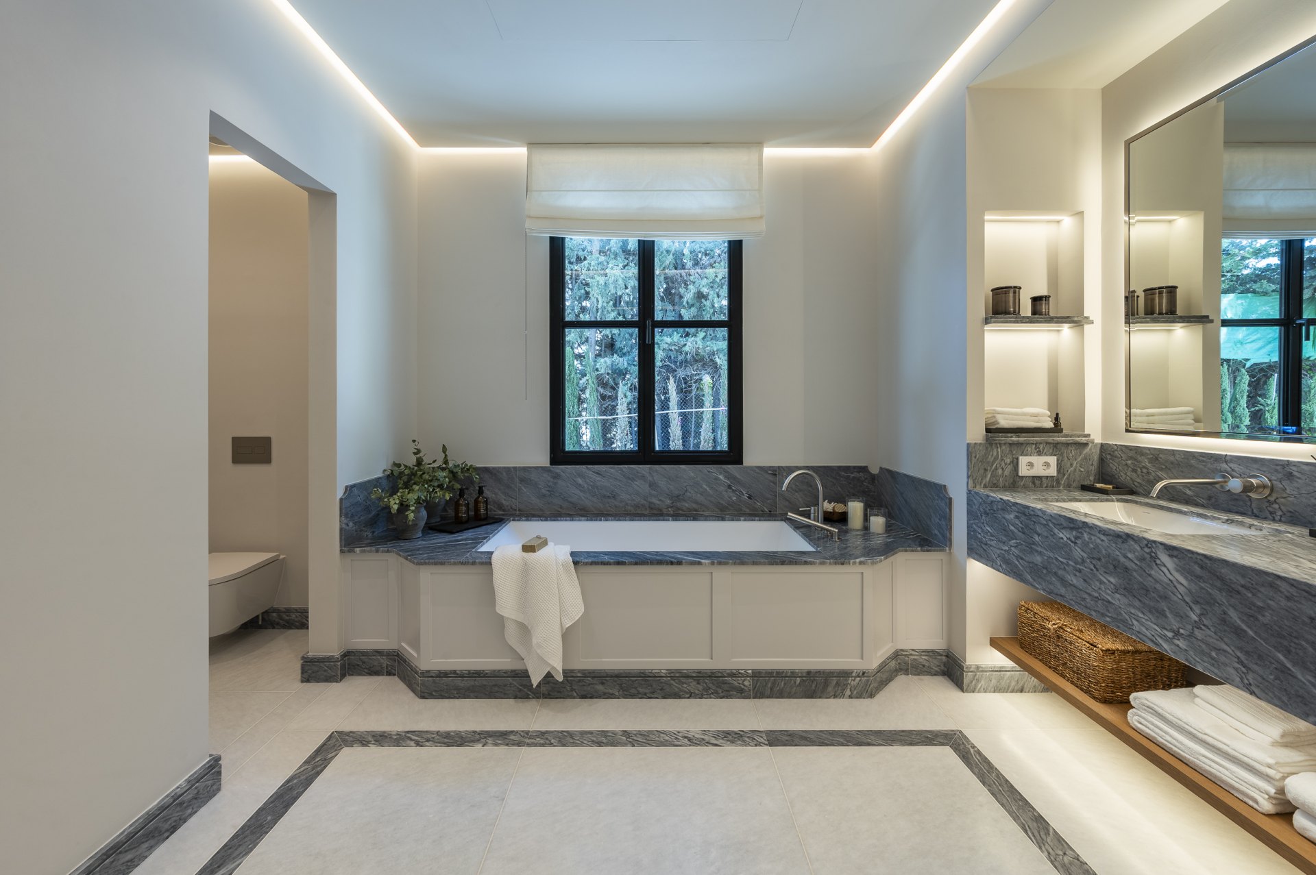 Exceptional luxury villa, with top security and beautiful views, in Cascada de Camojan