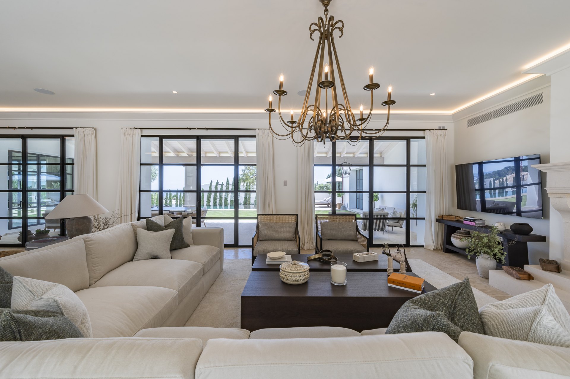 Exceptional luxury villa, with top security and beautiful views, in Cascada de Camojan