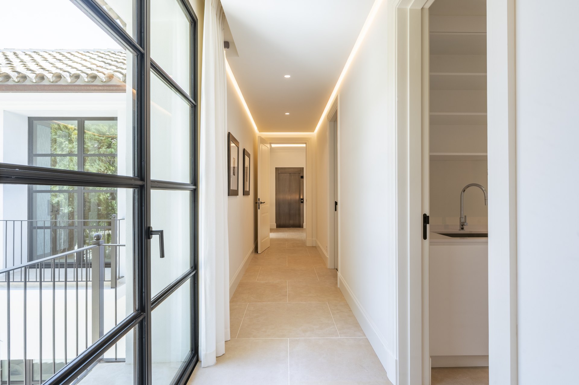 Exceptional luxury villa, with top security and beautiful views, in Cascada de Camojan