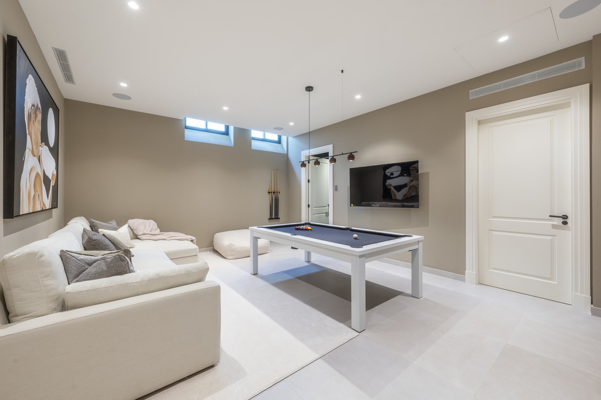 Exceptional luxury villa, with top security and beautiful views, in Cascada de Camojan