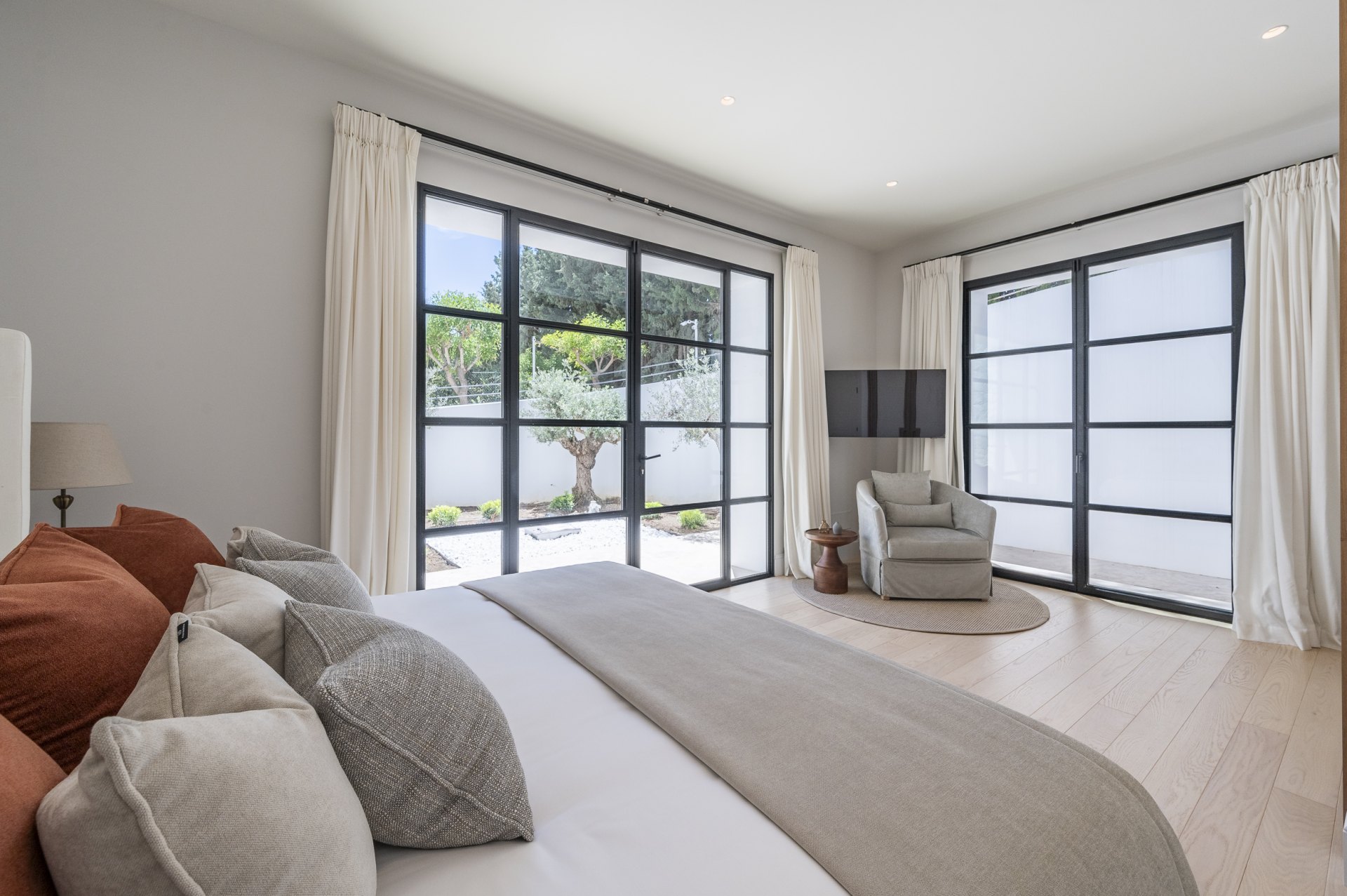 Exceptional luxury villa, with top security and beautiful views, in Cascada de Camojan