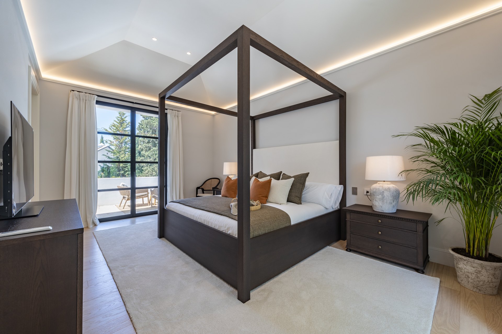 Exceptional luxury villa, with top security and beautiful views, in Cascada de Camojan