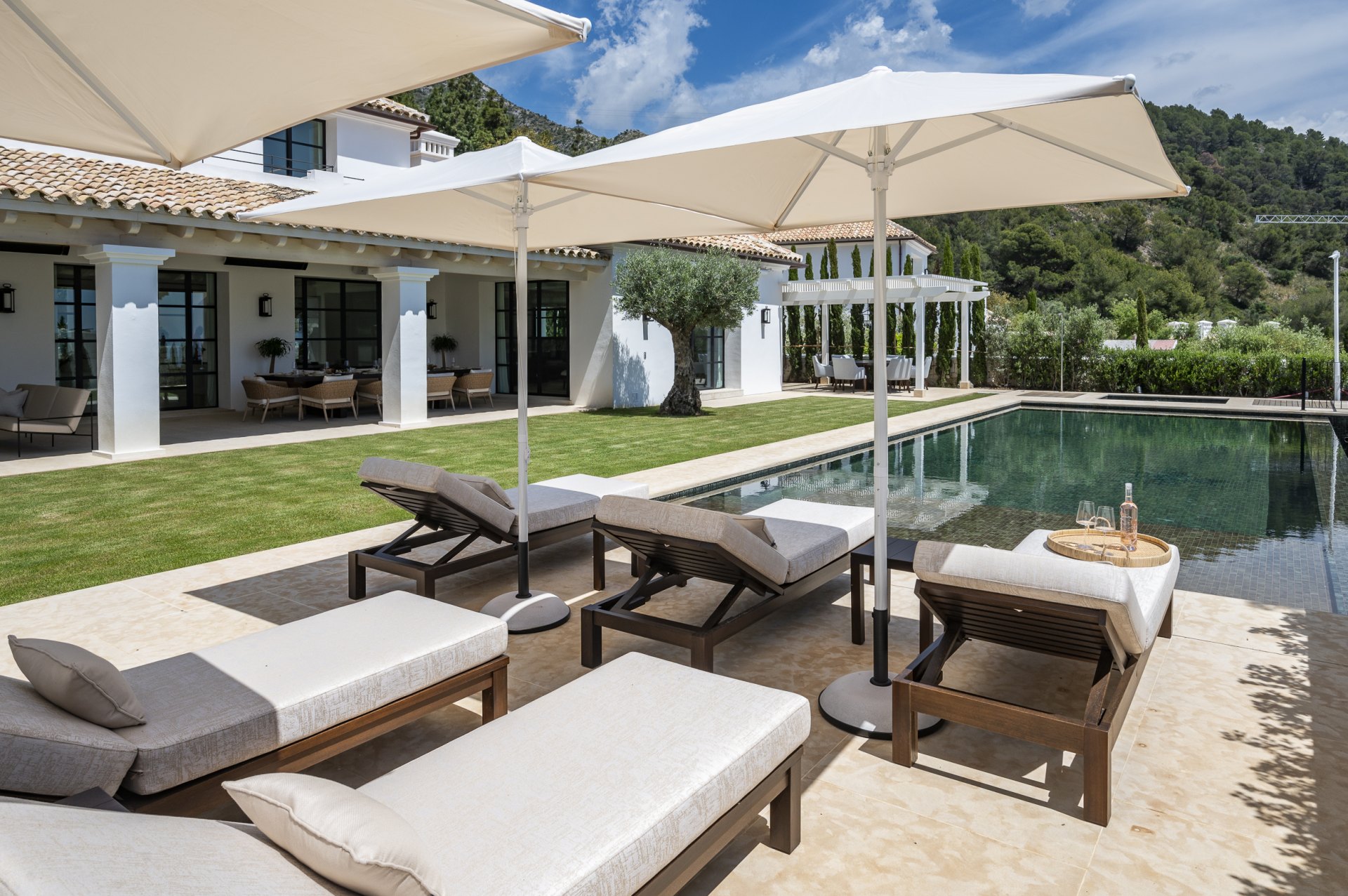 Exceptional luxury villa, with top security and beautiful views, in Cascada de Camojan