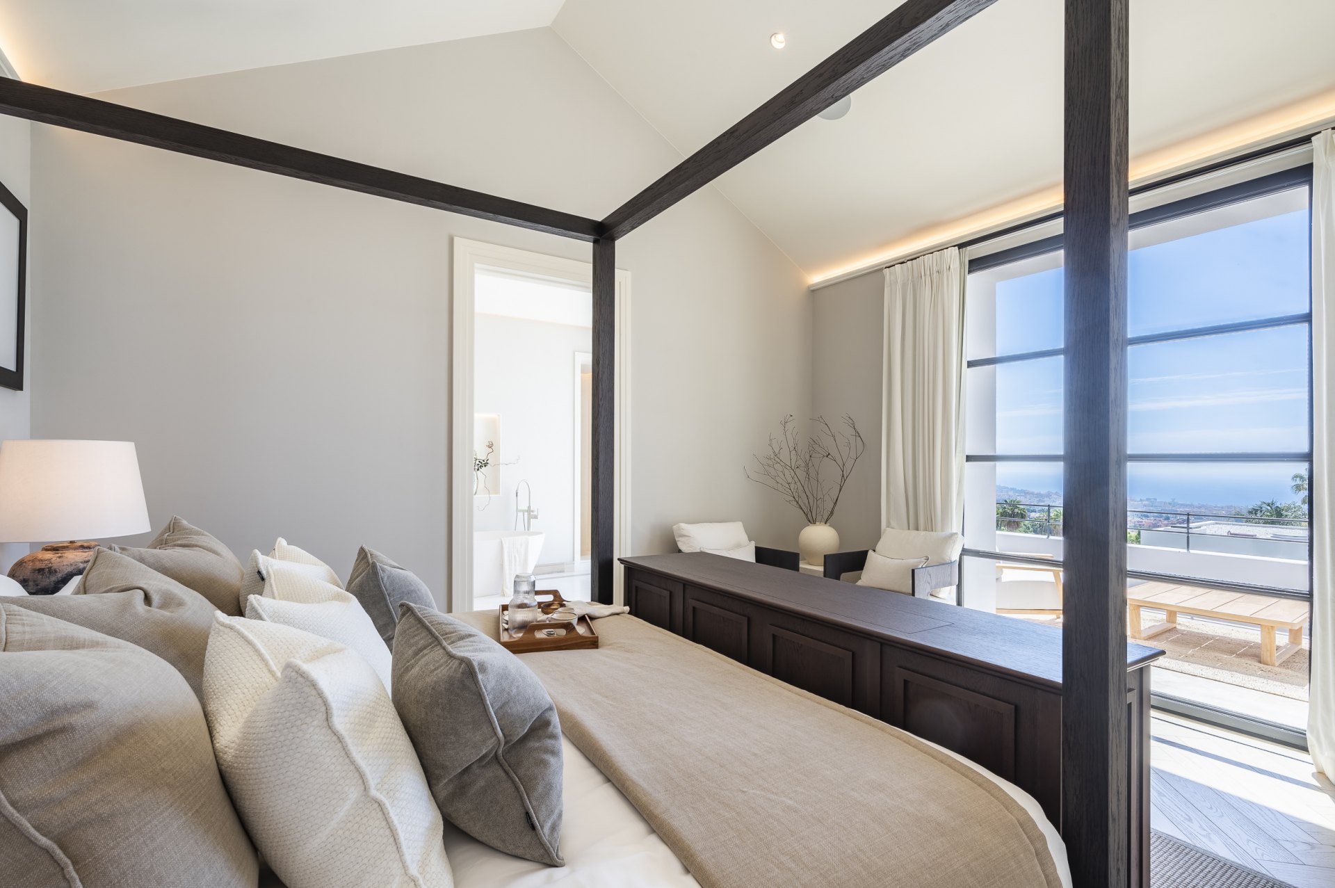 Exceptional luxury villa, with top security and beautiful views, in Cascada de Camojan