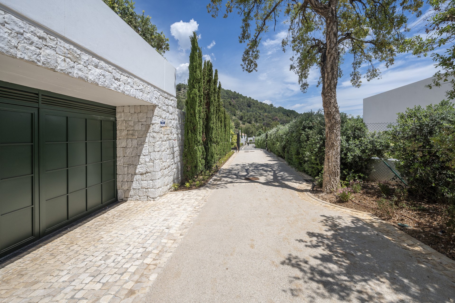 Exceptional luxury villa, with top security and beautiful views, in Cascada de Camojan