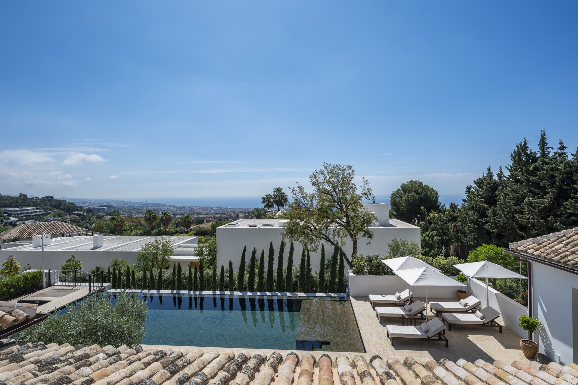 Exceptional luxury villa, with top security and beautiful views, in Cascada de Camojan