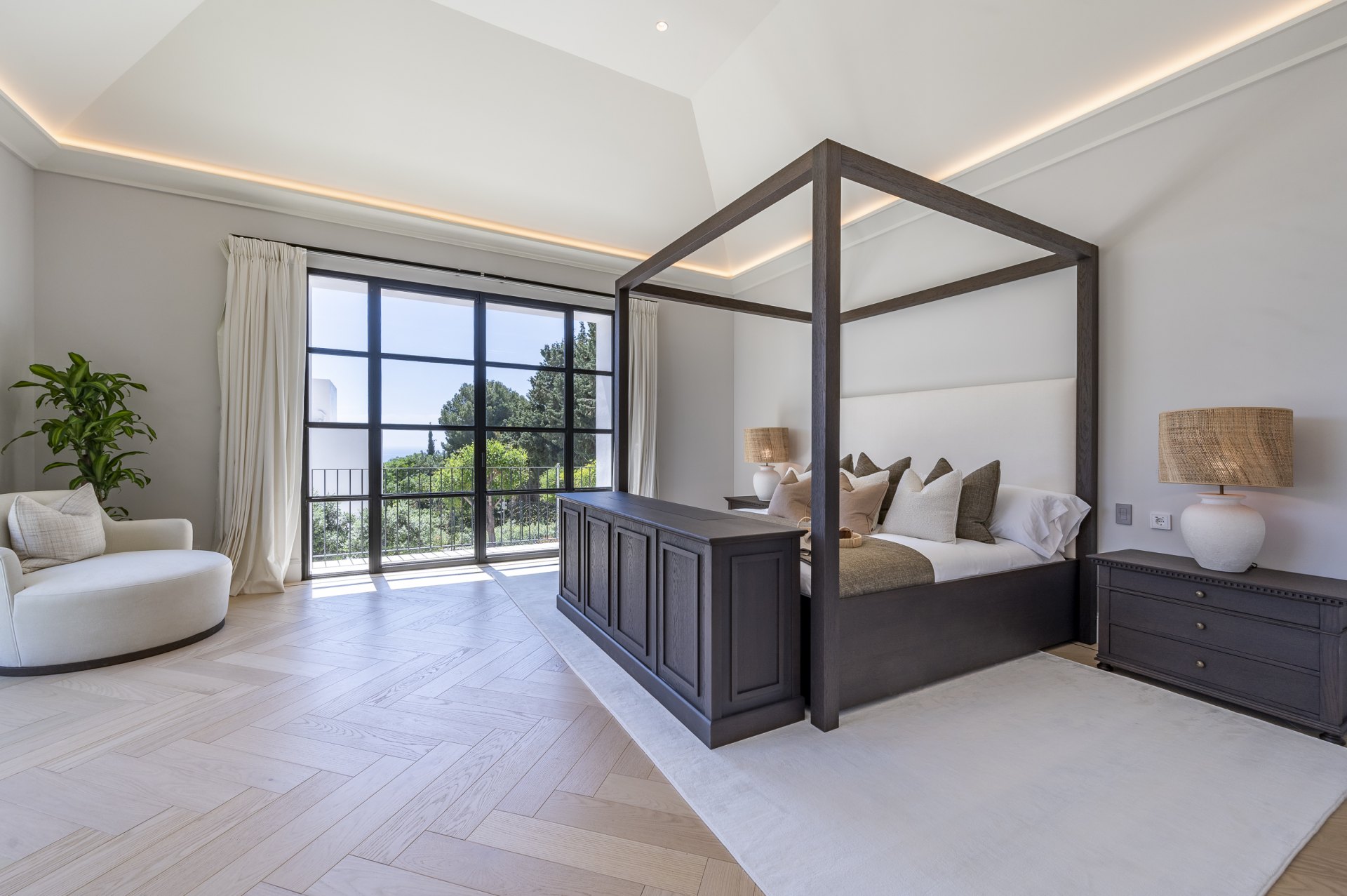 Exceptional luxury villa, with top security and beautiful views, in Cascada de Camojan