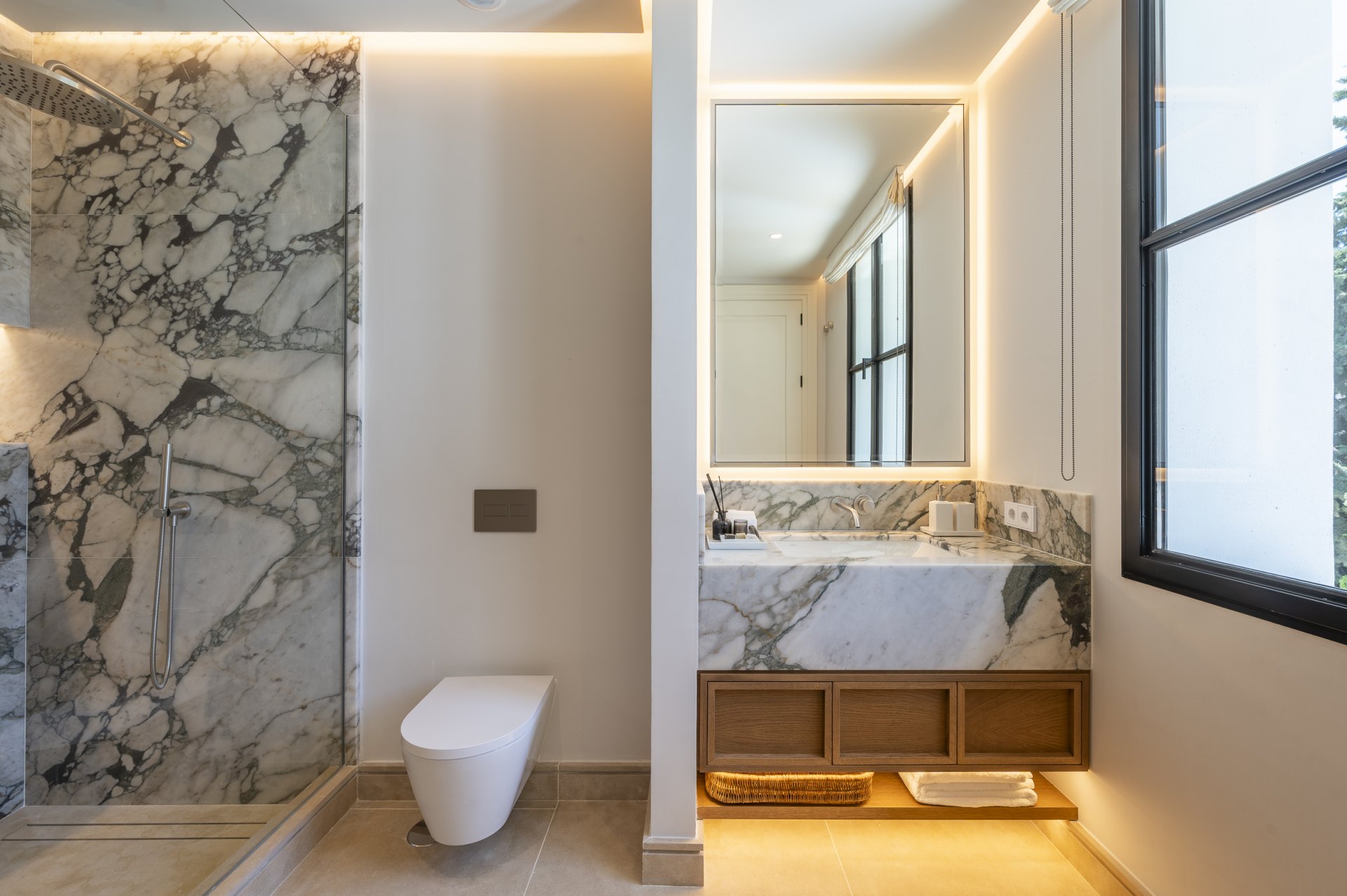 Exceptional luxury villa, with top security and beautiful views, in Cascada de Camojan