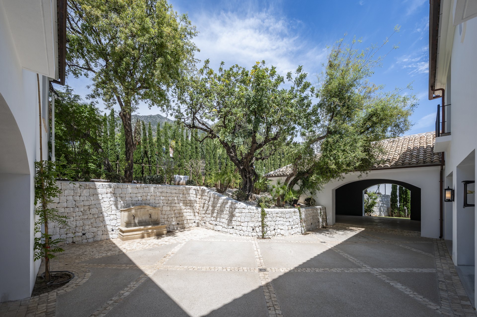 Exceptional luxury villa, with top security and beautiful views, in Cascada de Camojan