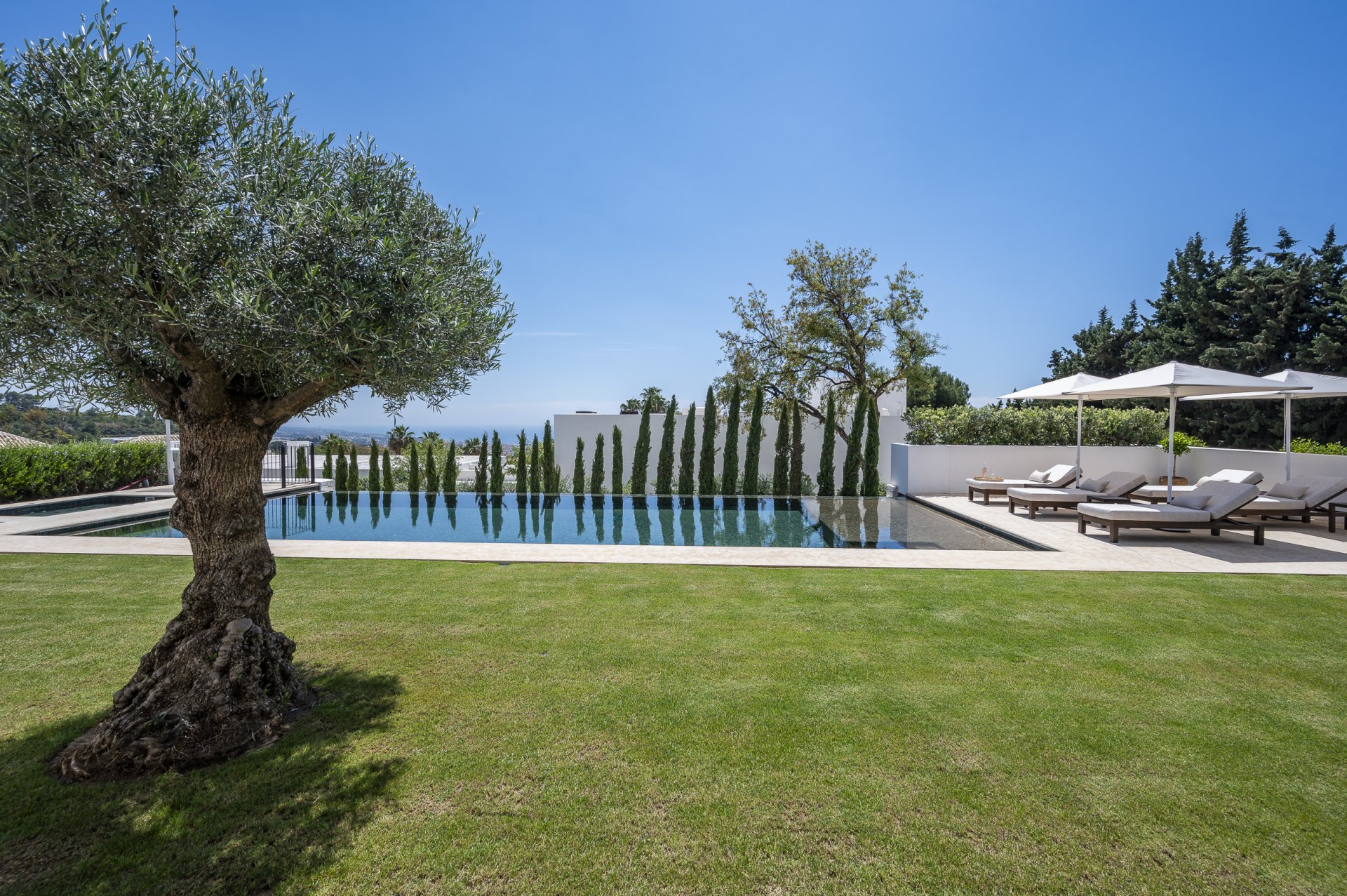 Exceptional luxury villa, with top security and beautiful views, in Cascada de Camojan