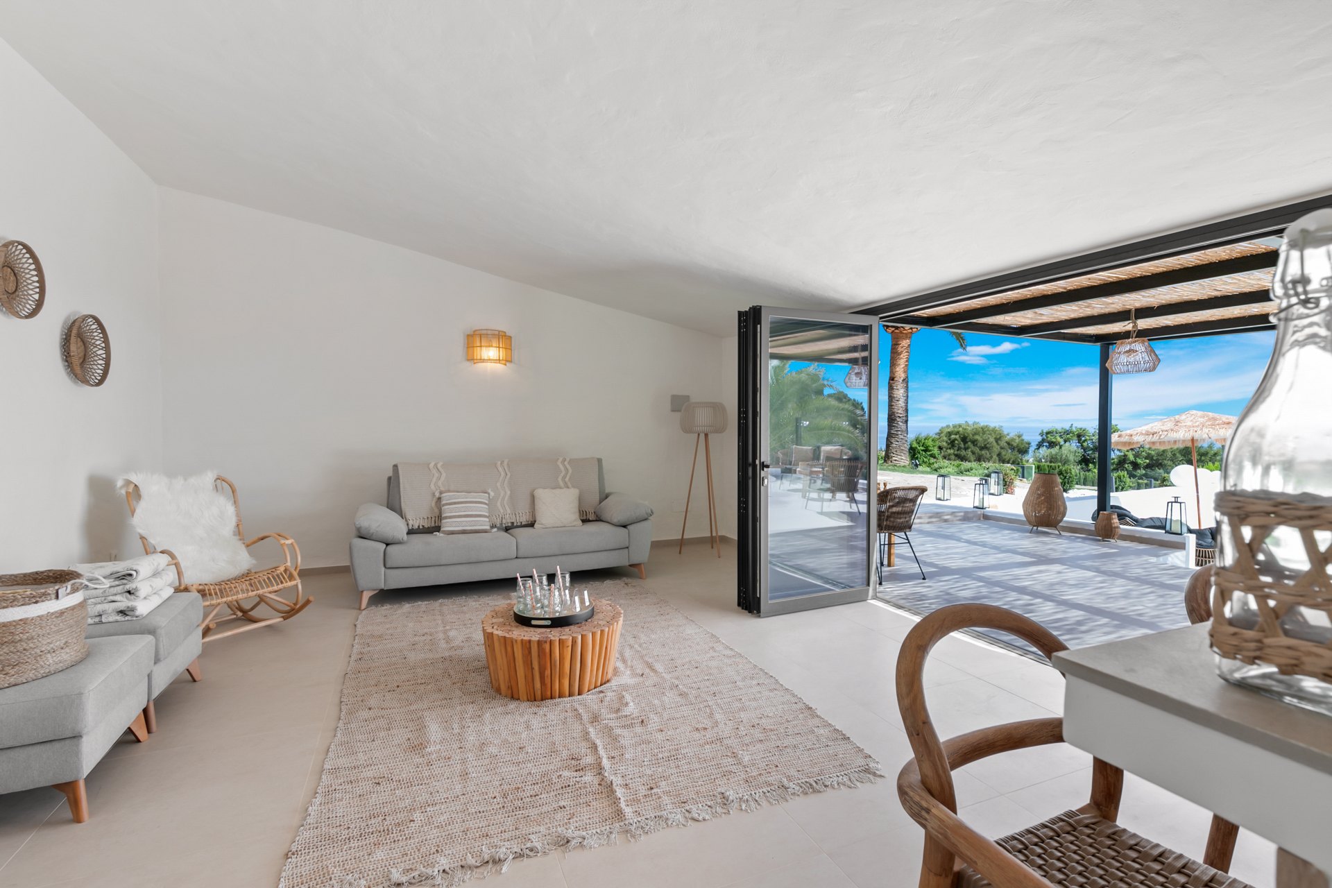 Villa con impresionantes vistas al mar con pista de tenis privada