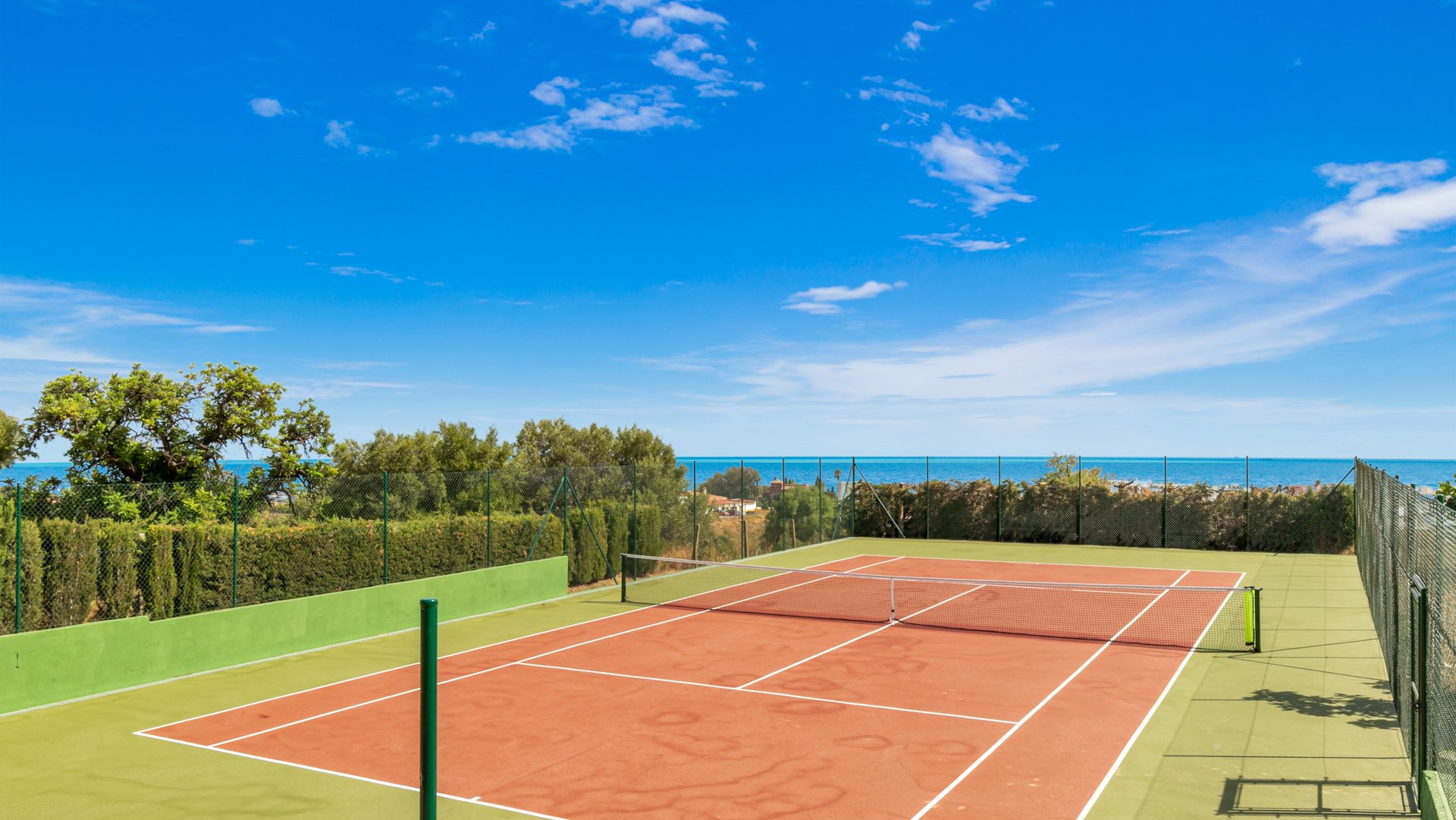 Villa con impresionantes vistas al mar con pista de tenis privada