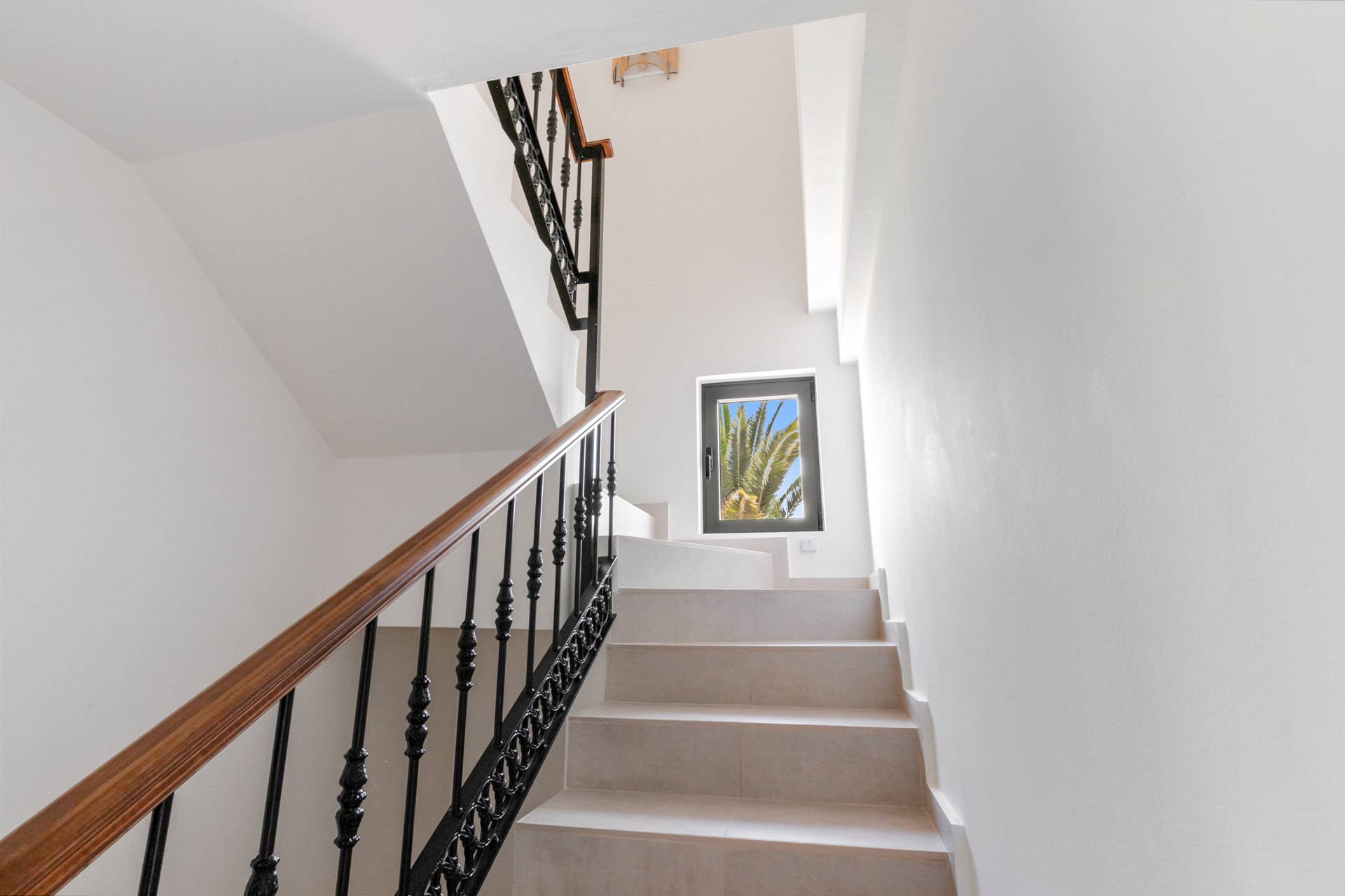 Villa con impresionantes vistas al mar con pista de tenis privada