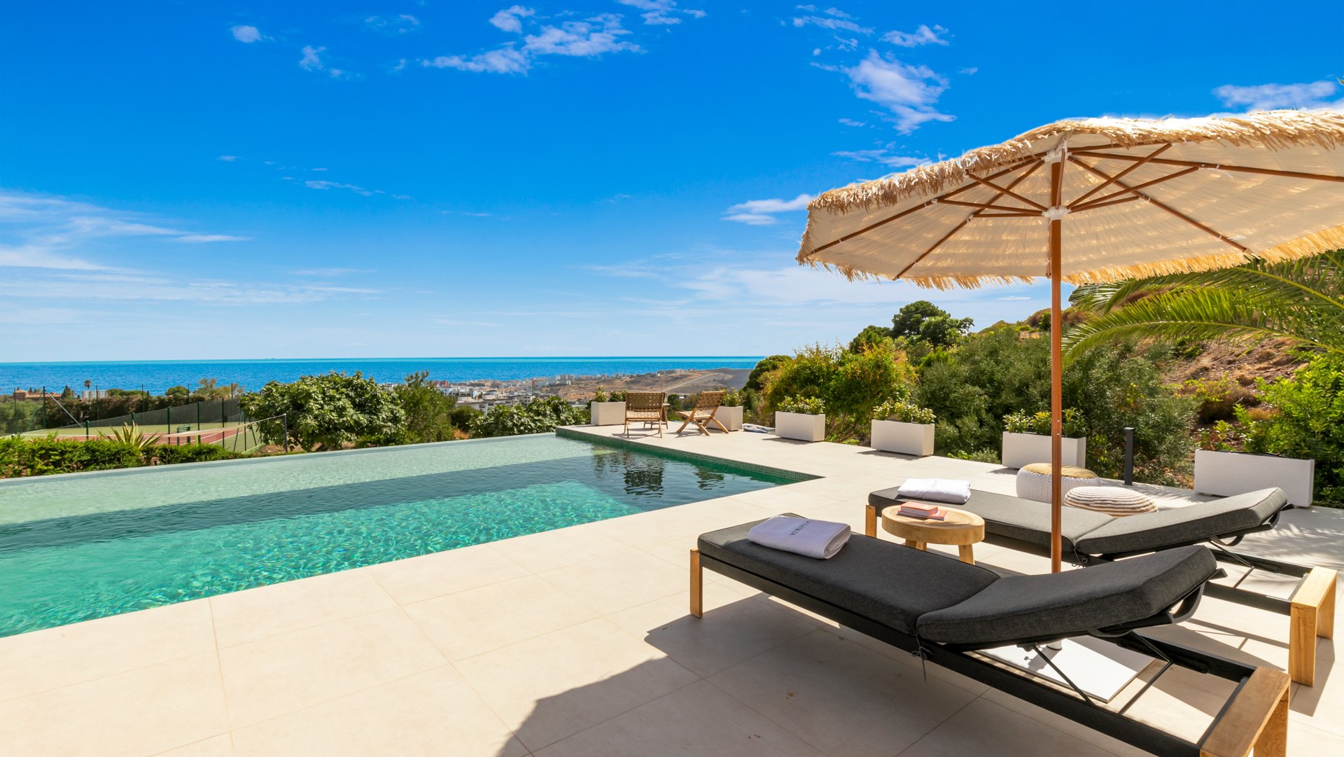 Villa con impresionantes vistas al mar con pista de tenis privada