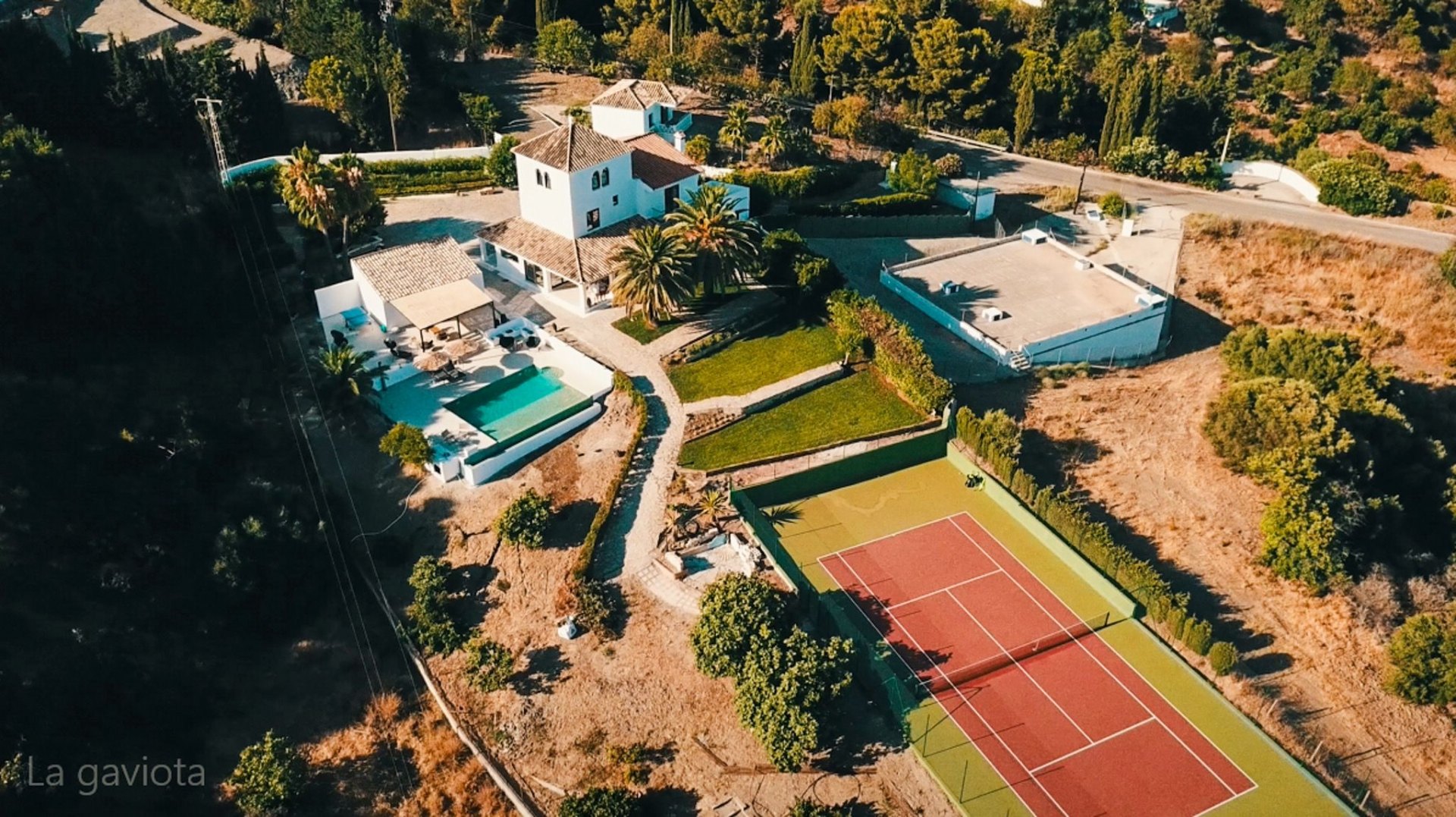 Villa con impresionantes vistas al mar con pista de tenis privada